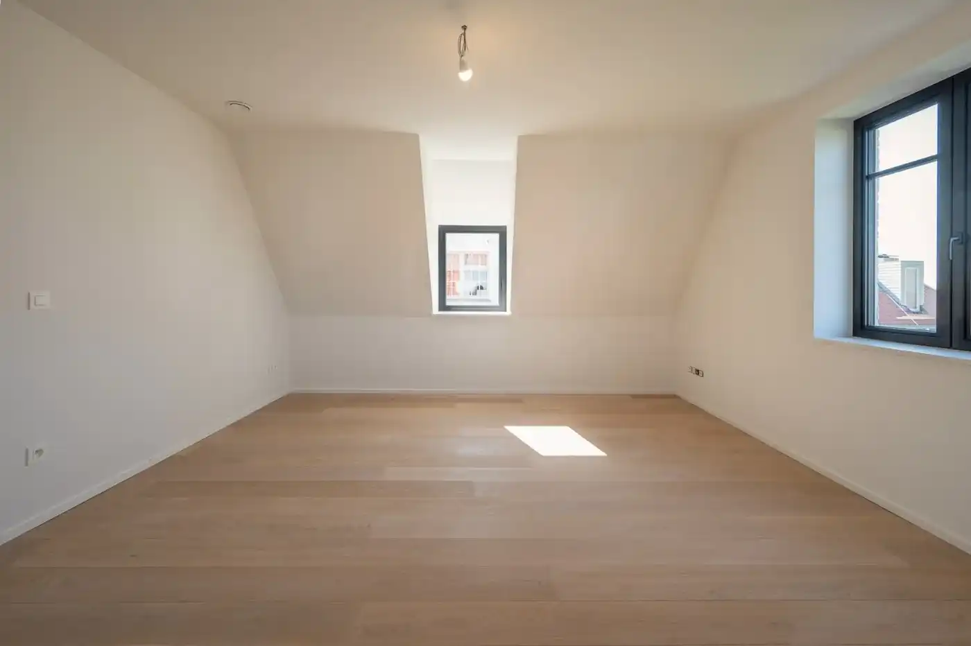 Alleenstaande nieuwbouwvilla met aangename volumes foto 23