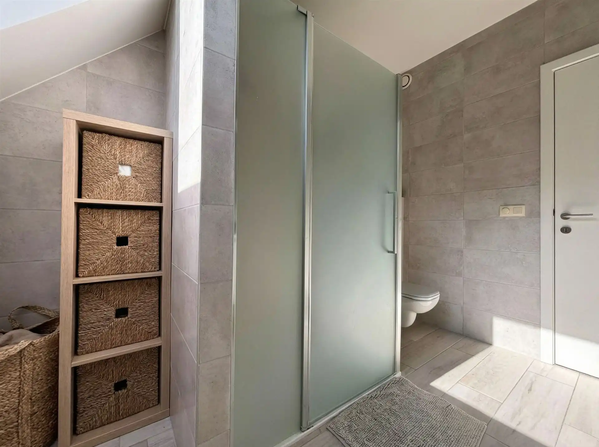 Instapklare, energiezuinige starterswoning met 2 slaapkamers, tuintje en ondergrondse parking op toplocatie in Maasmechelen! foto 10