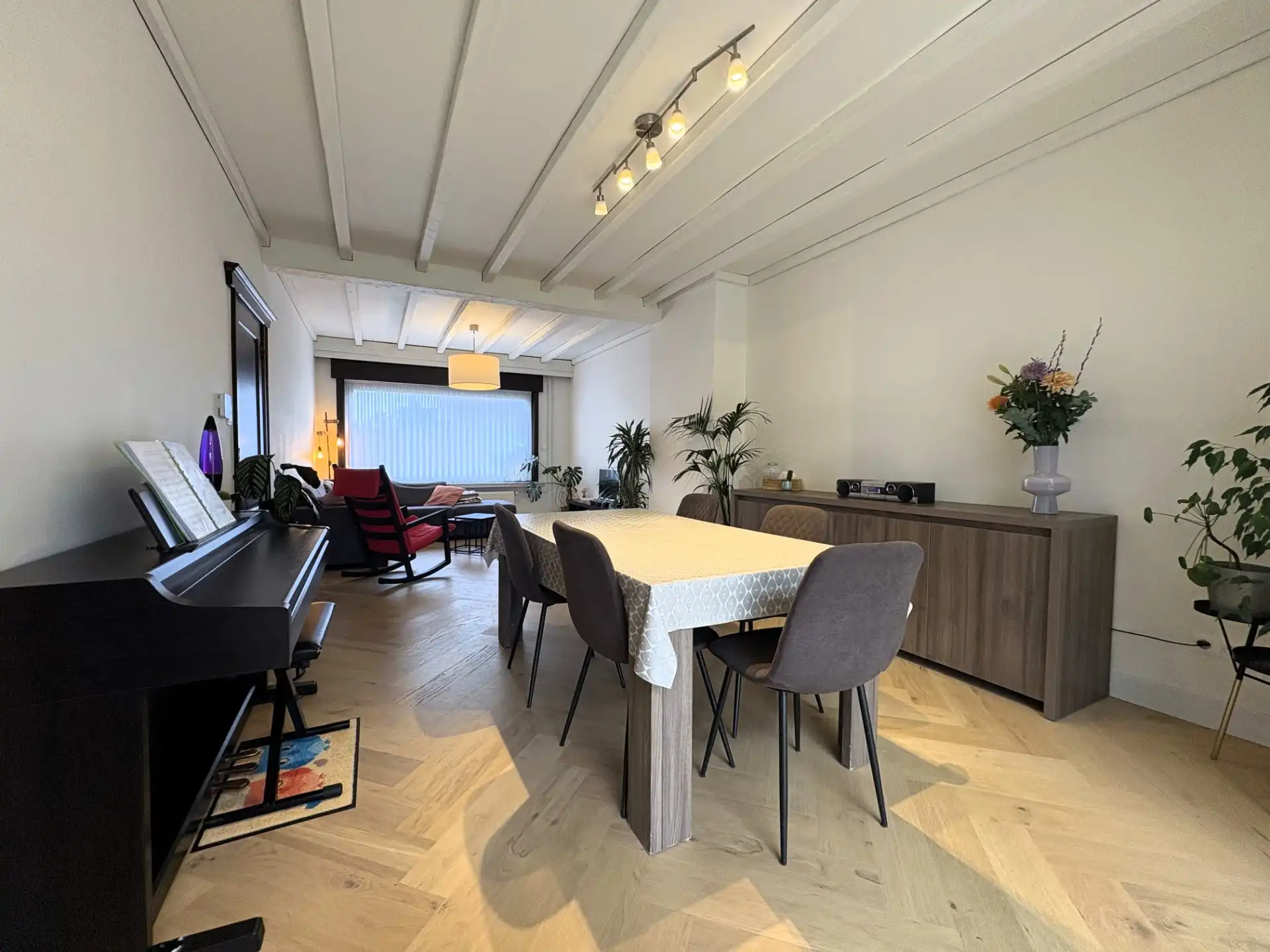 Gerenoveerde half open woning met garage foto 2