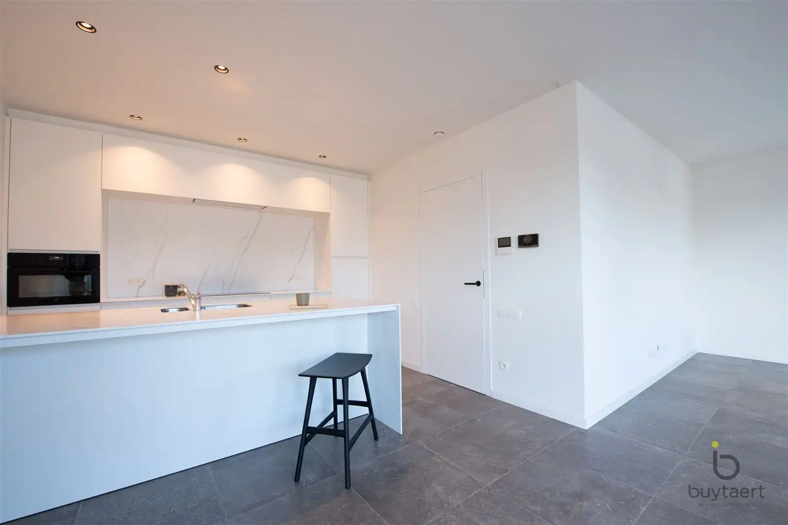 Recent 1 slaapkamer appartement met prachtig uitzicht! foto 17