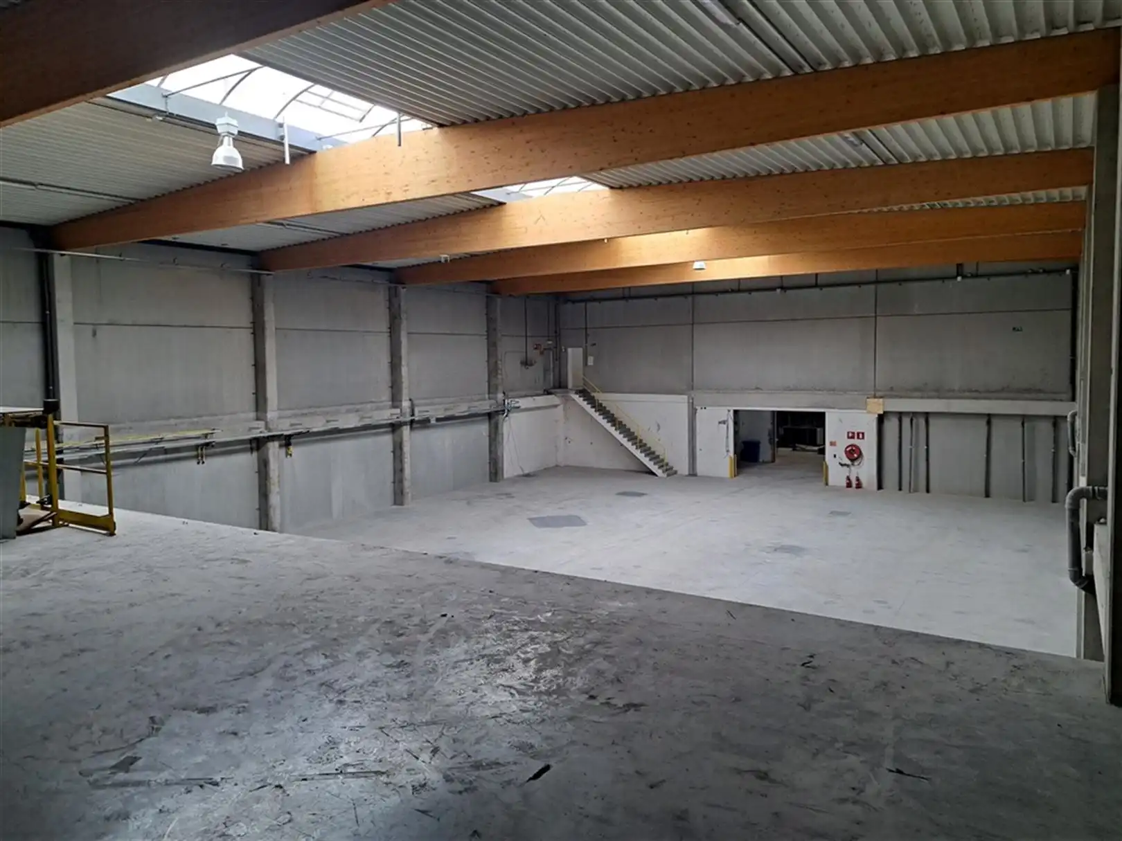 Industrieel gebouw met laadkades en privatief buitenterrein foto 16