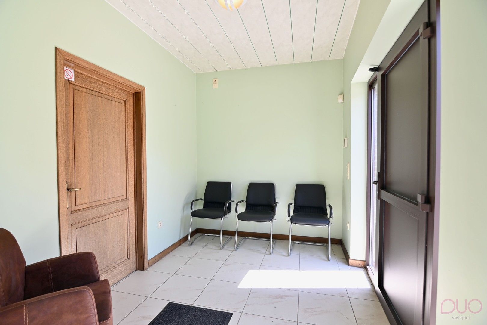 Gelijkvloerse  woning met 1 slaapkamer (optioneel 2) met achterliggend 2 garages nabij het centrum van Tongeren foto 3