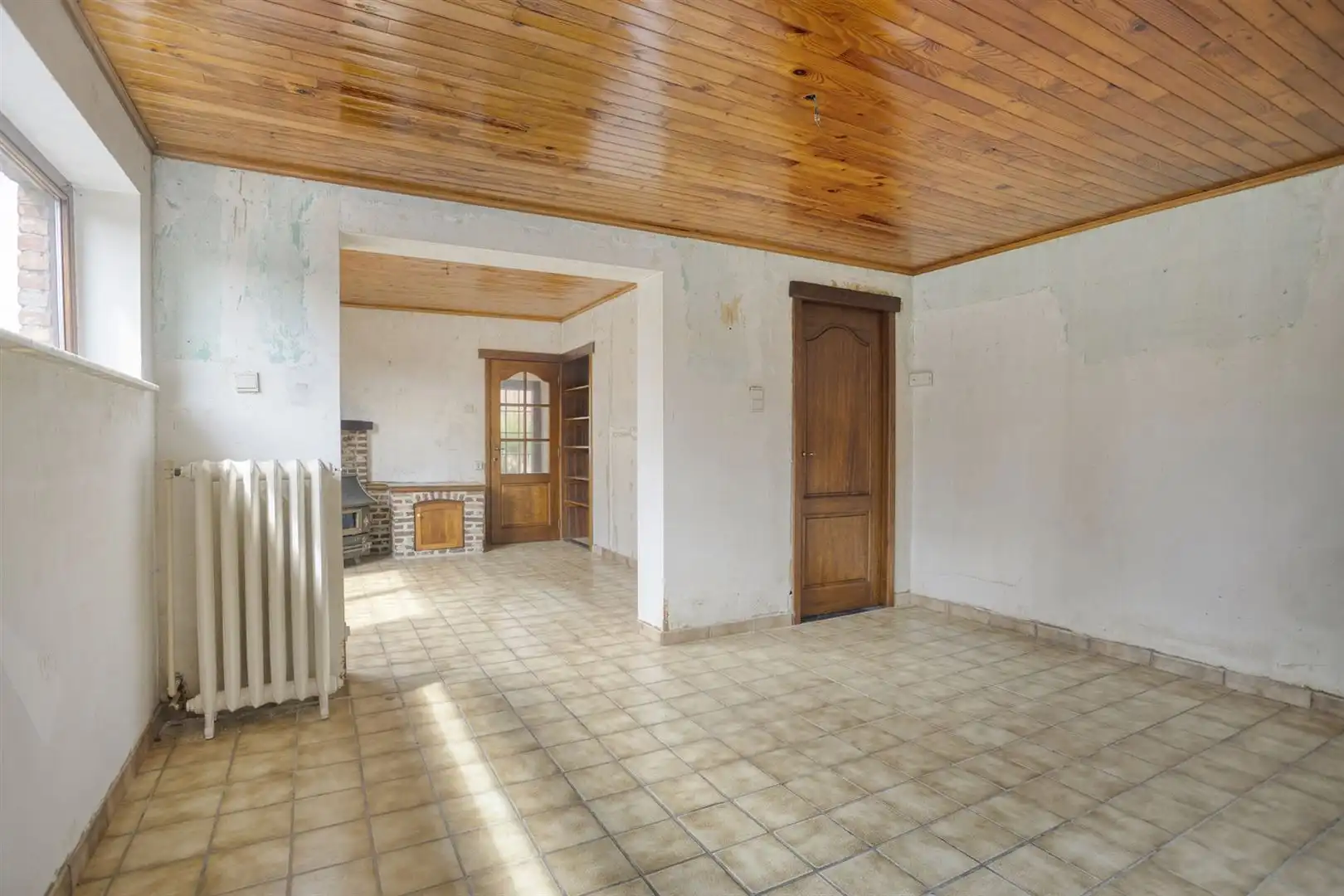 TE KOOP: Te renoveren woning op een perceel van 11a33ca! foto 9