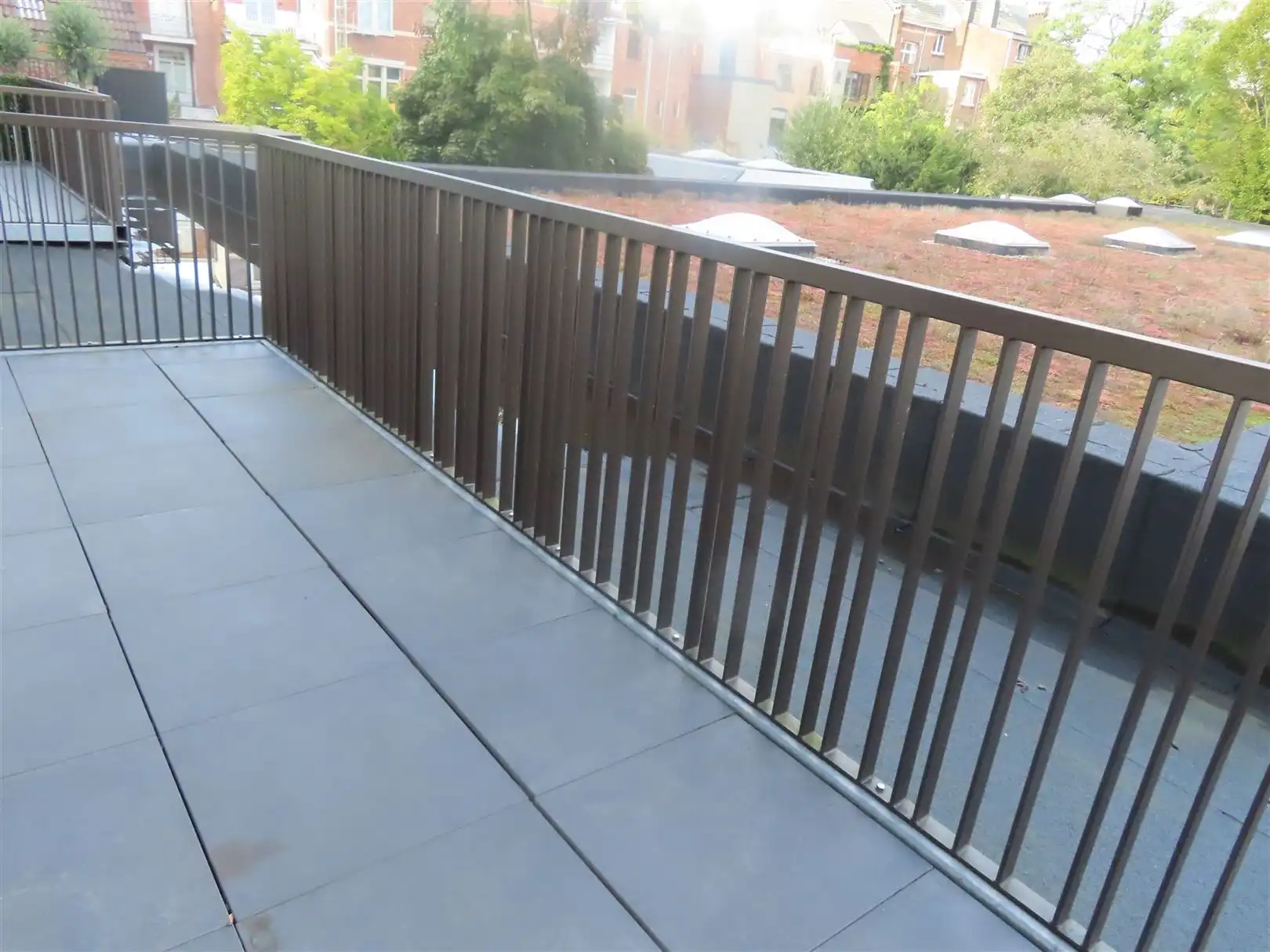 Luxueus recent  2-slaapkamer appartement, terras en parking foto 10