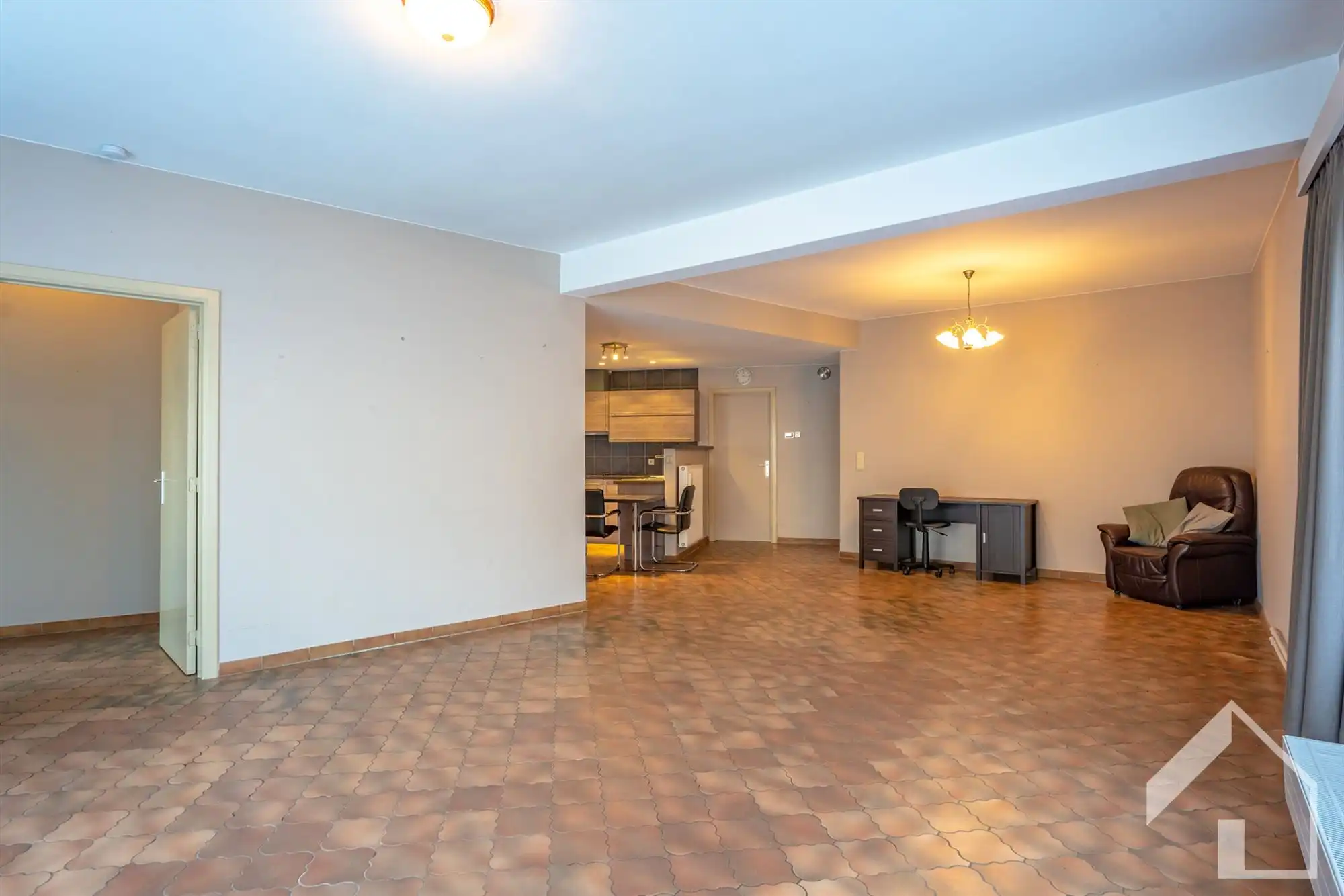 Ruim gelijkvloers appartement met garage en oprit foto 5
