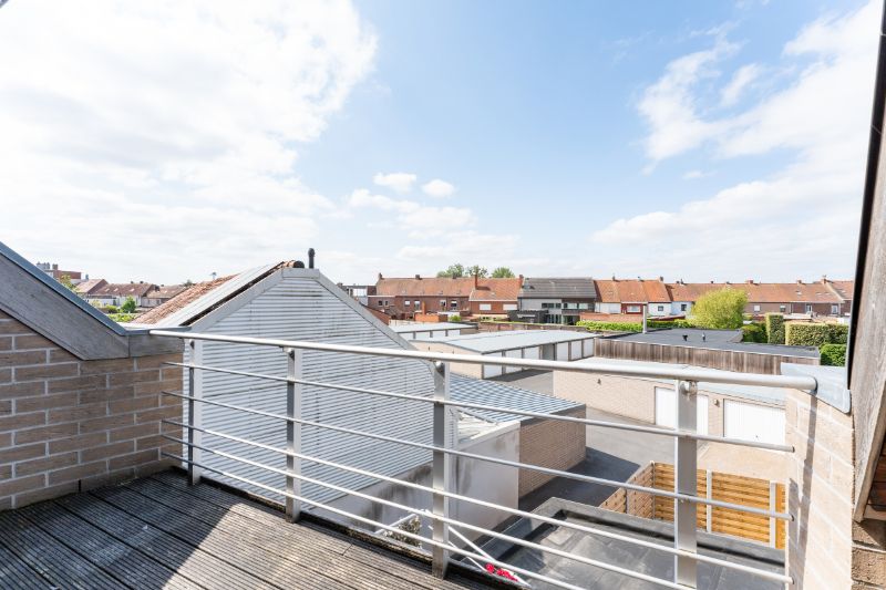 Roeselare-stadskern. Recent en prachtig tweeslaapkamerappartement gelegen op de 2de verdieping. Kleine residentie. Op wandelafstand van alles. Unieke vergezichten ! foto {{pictureIndex}}