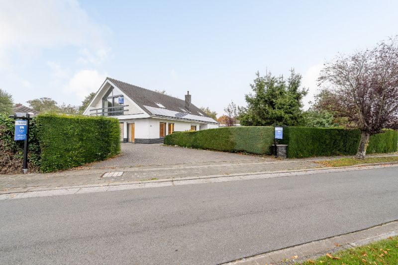 Hoofdfoto van de publicatie: Instapklare villa met upgrade potentieel op topligging!