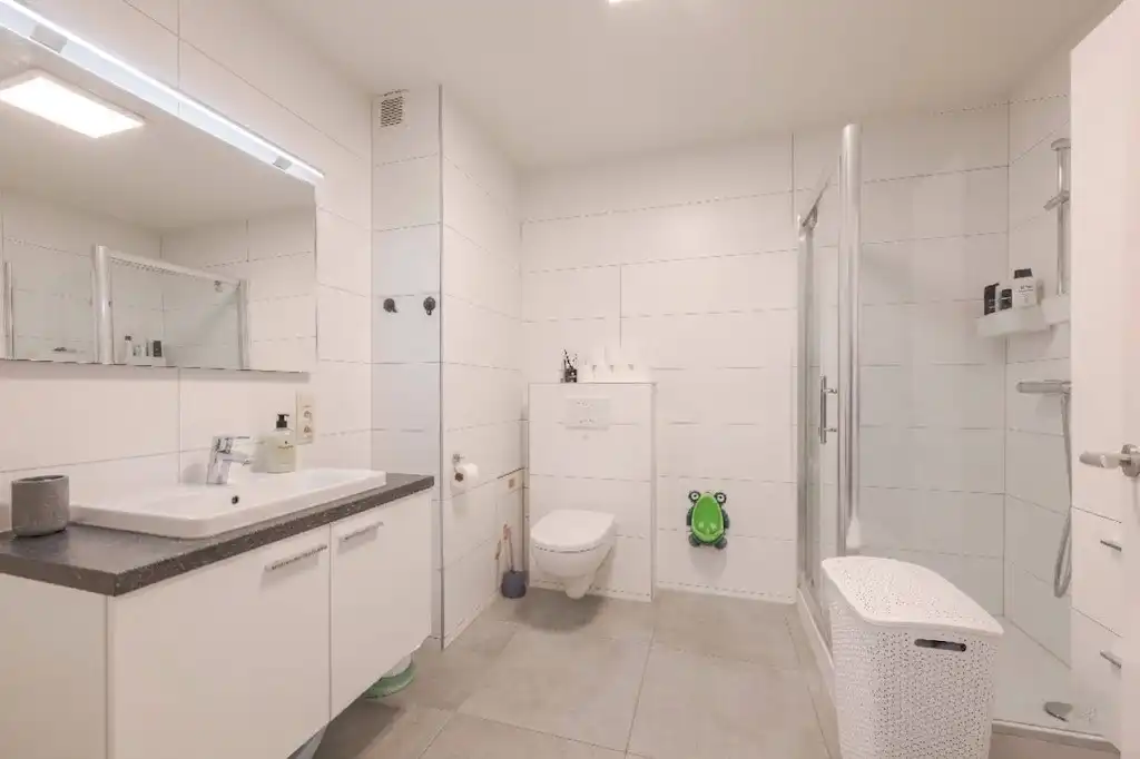 INSTAPKLAAR APPARTEMENT (84 m² | RENOVATIE 2020) MET 2 SLPKS EN GARAGE  foto 8