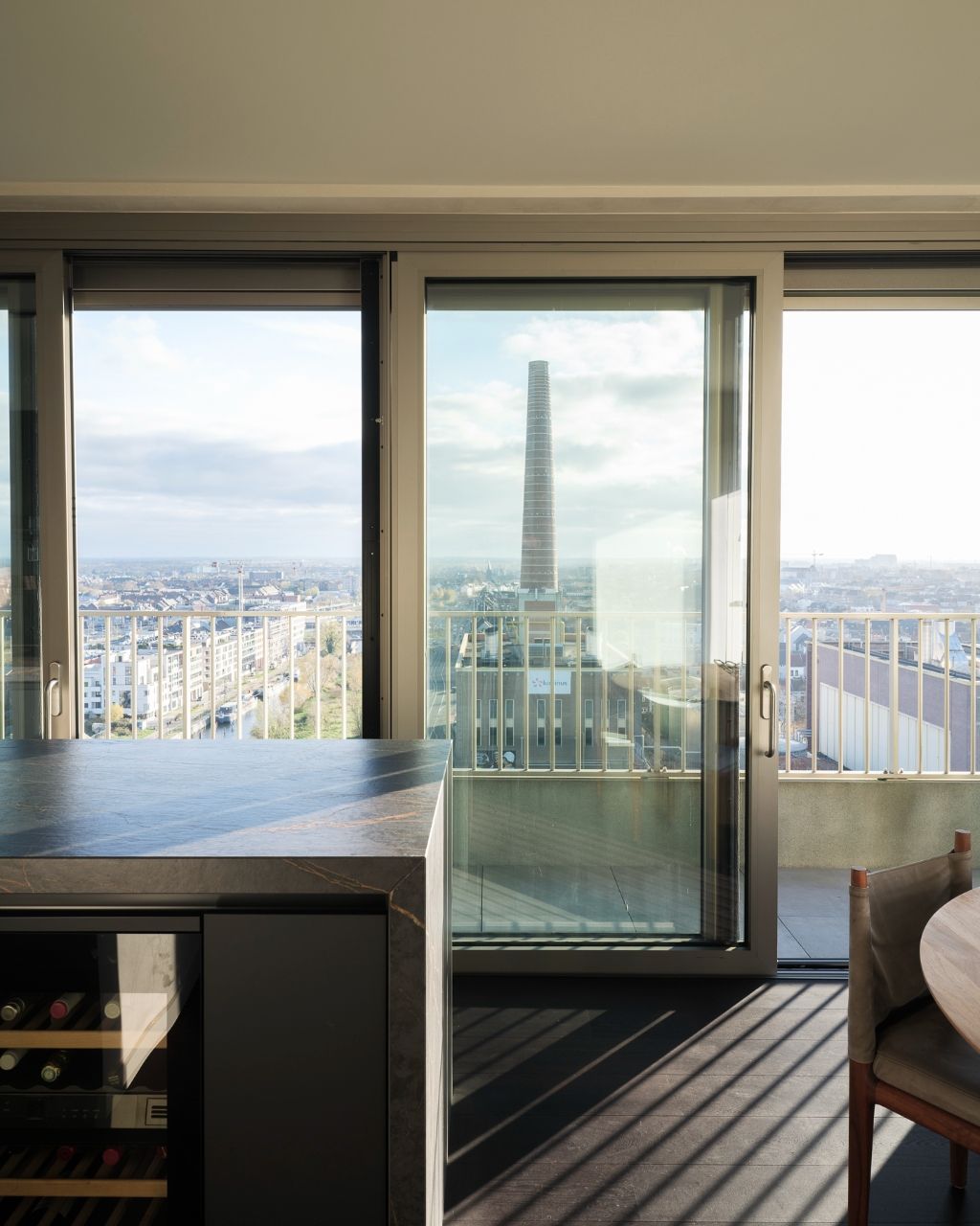 Luxe penthouse (bj. 2021) met twee kamers en een uitzonderlijk terras met panoramisch zicht over Gent en zijn torens. foto 5