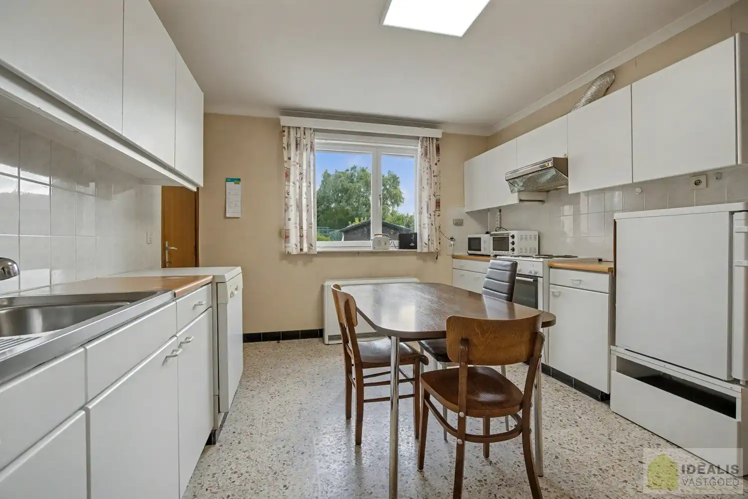 IDEALIS VASTGOED - Nabij het groen gelegen woning met een bewoonbare oppervlakte van + -125m² op een perceel van 7a59ca! Het betreft een zeer centraal gelegen woning t.o.v. grote steden als Leuven, Brussel, Antwerpen en Hasselt die vlot bereikbaar zijn door de nabijheid van de E313 en E314. Uitermate geschikt voor kandidaten op zoek naar een te renoveren woning in de groene omgeving van Linkhout!! foto 9