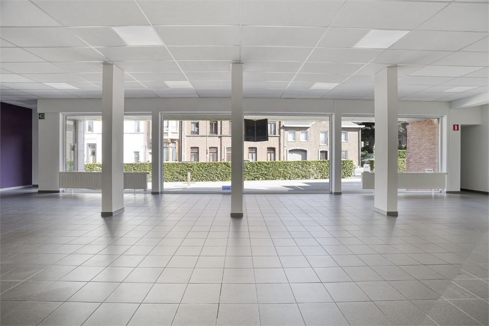 Ruime kantoor- of winkelruimte met opslagmogelijkheden foto 5