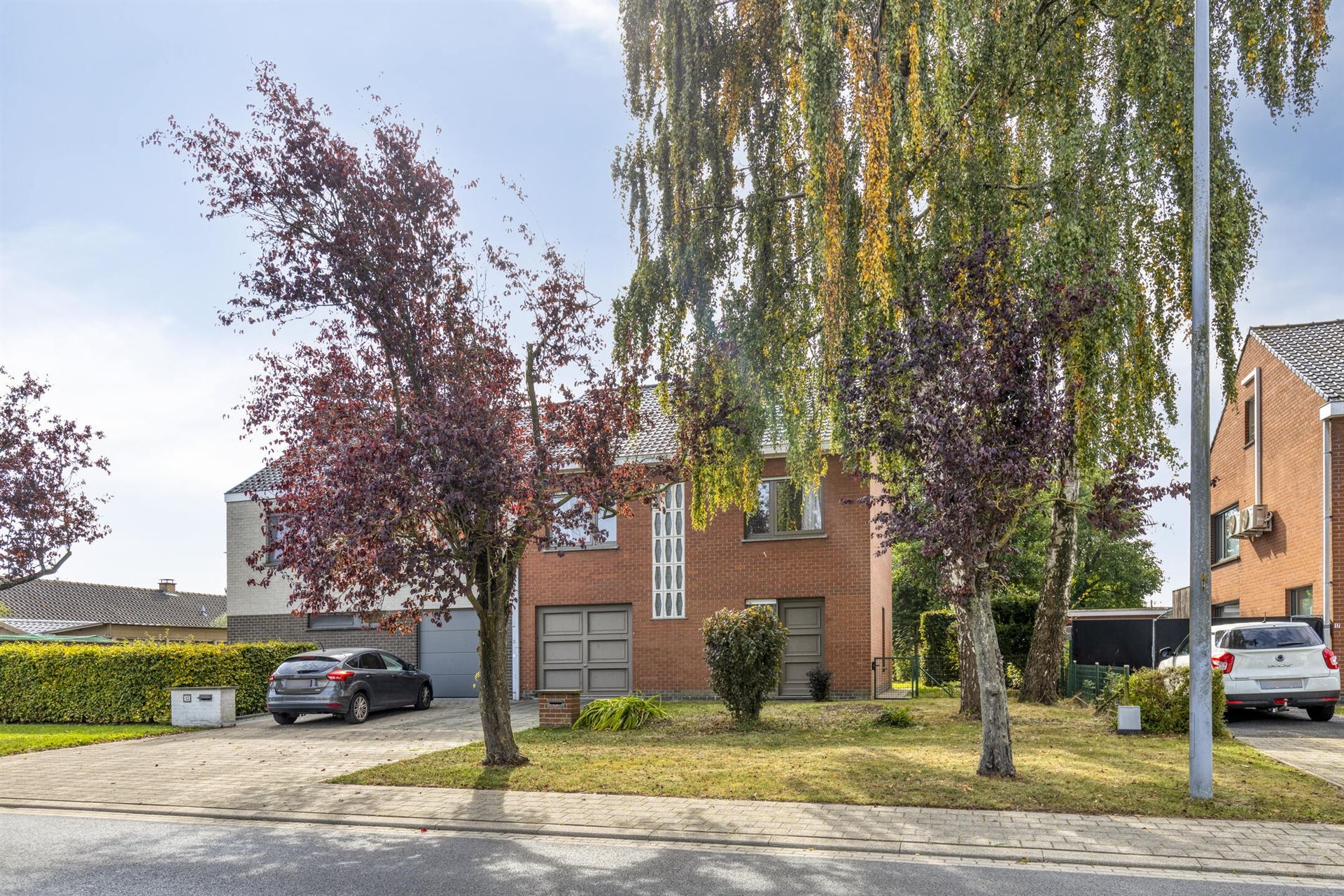 Ruim huis met 4 slaapkamers en grote tuin. foto {{pictureIndex}}