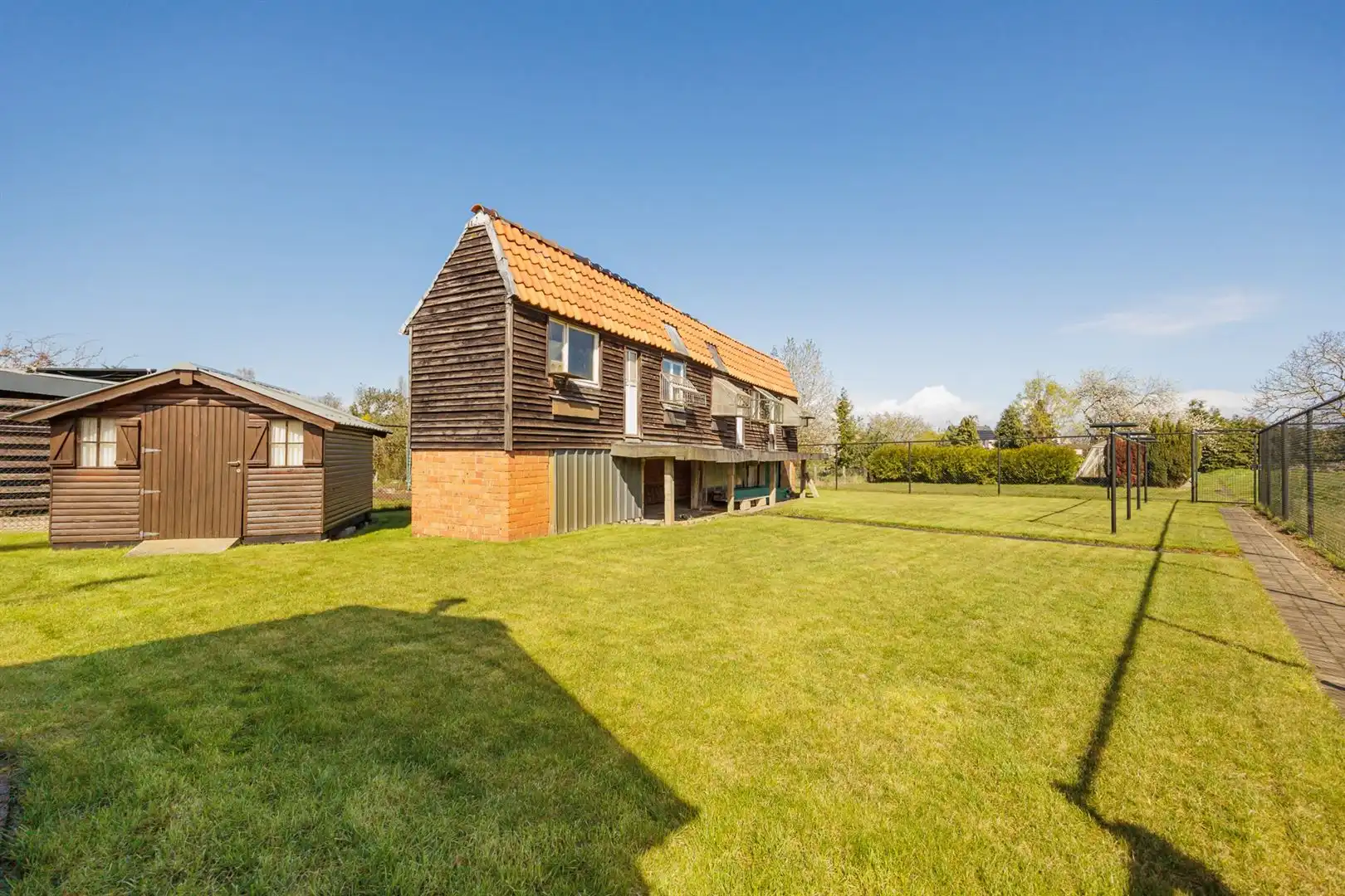 Instapklare woning met garage en tuin! foto 2