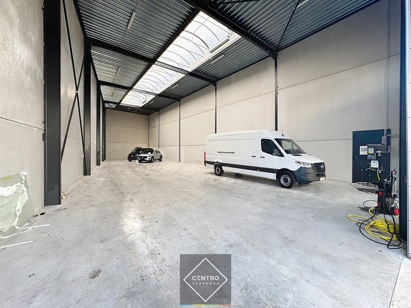 Verhuurd NB MAGAZIJN (332m²) met parkeergelegenheid voor de deur te koop langs de Aalterbaan te Maldegem (achter de nieuwe Mercedes-garage)! foto 2
