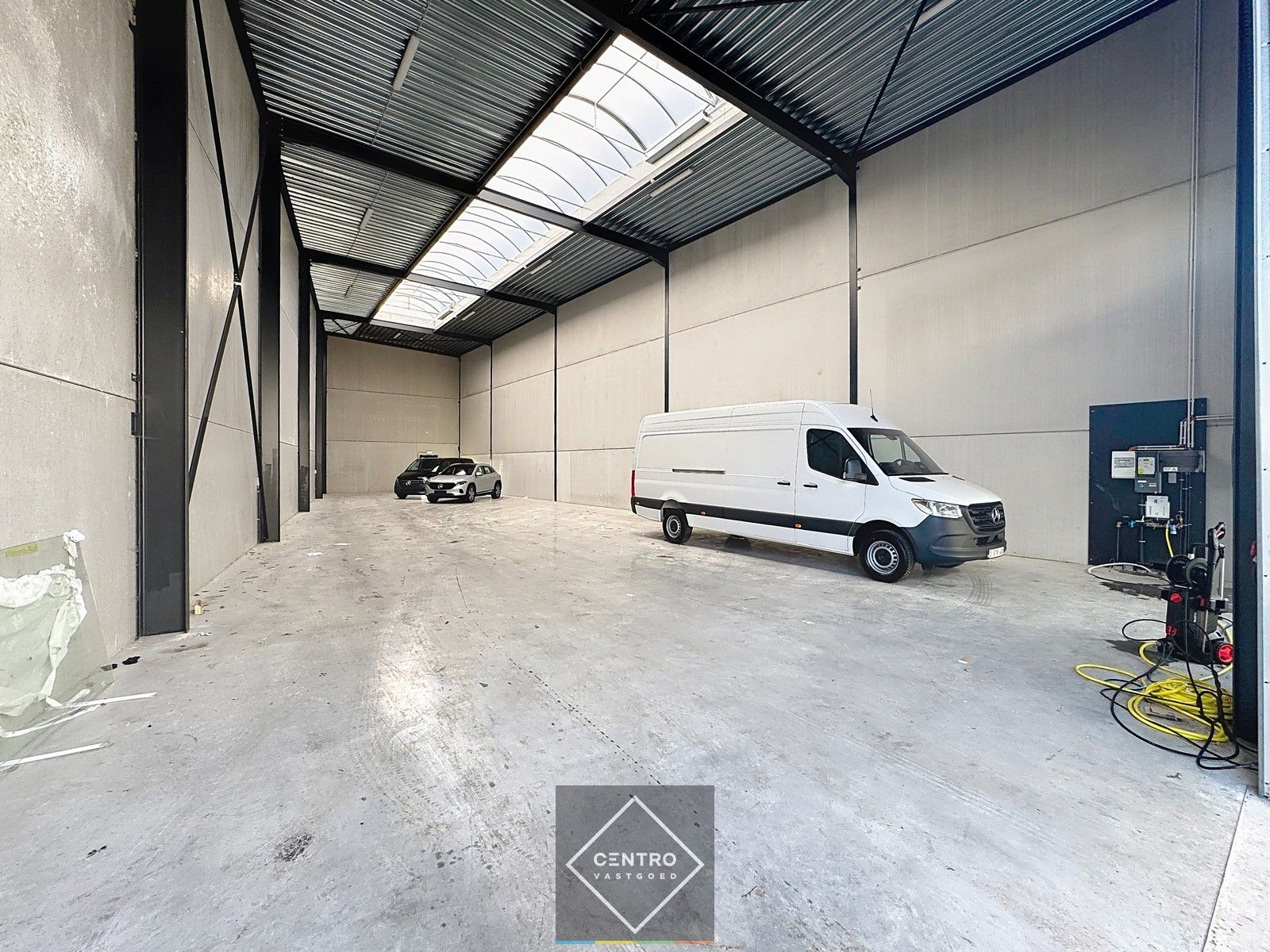 Verhuurd NB MAGAZIJN (332m²) met parkeergelegenheid voor de deur te koop langs de Aalterbaan te Maldegem (achter de nieuwe Mercedes-garage)! foto 2