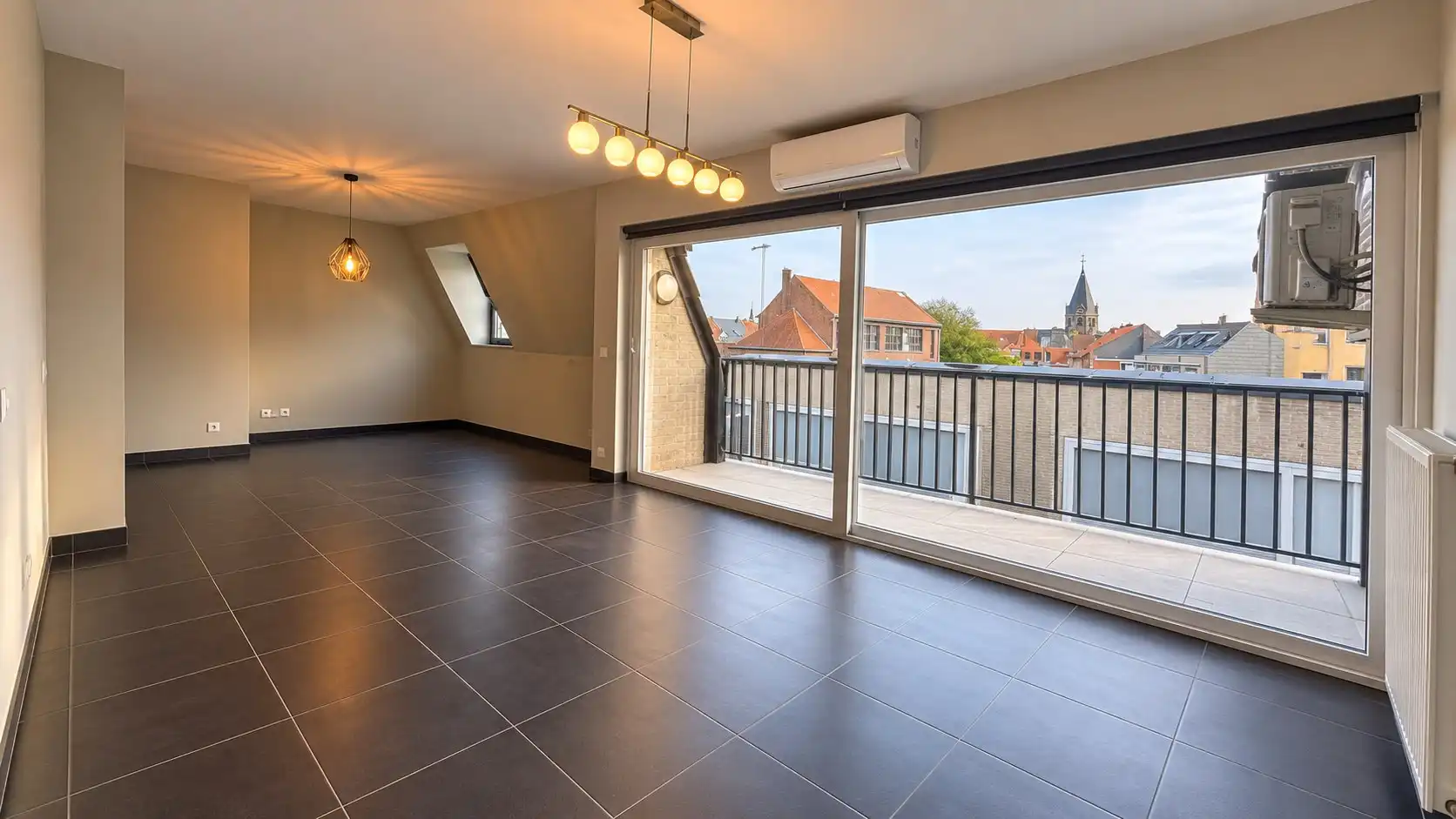Instapklaar appartement met afzonderlijke garage en terras foto 5