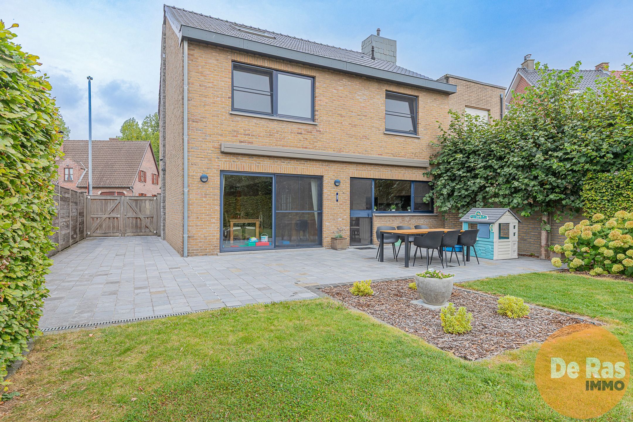 HILLEGEM – Gerenoveerde, ruime HOB met schitterende tuin foto {{pictureIndex}}