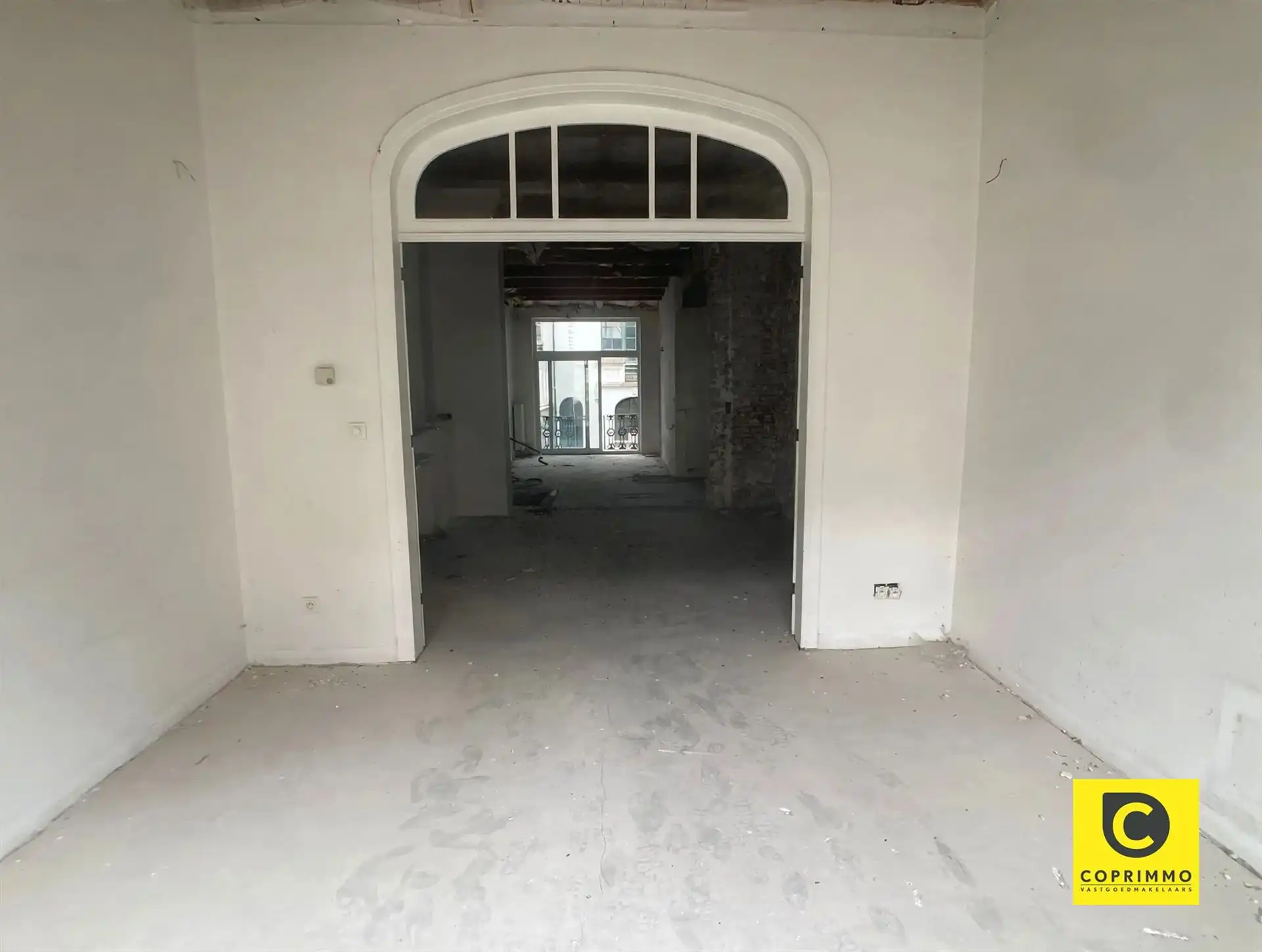Te renoveren souterrain met stadskoer, achterhuis en garage op 't Zuid! foto 2