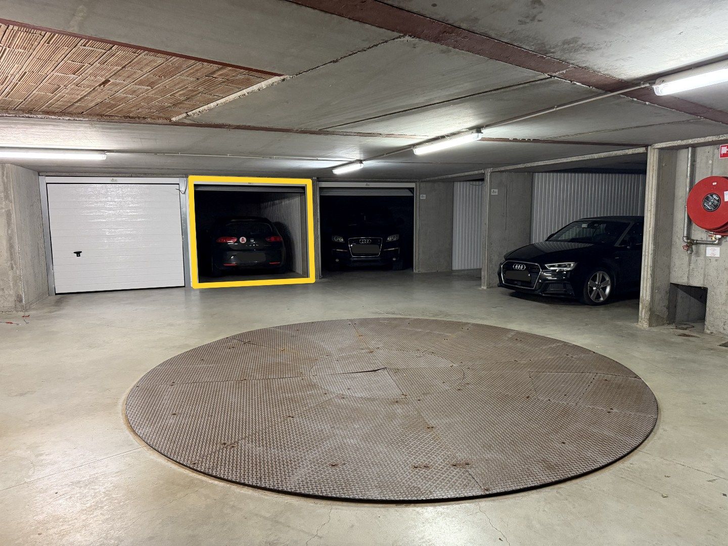 Ondergondse garage in het hart van Brugge! foto {{pictureIndex}}