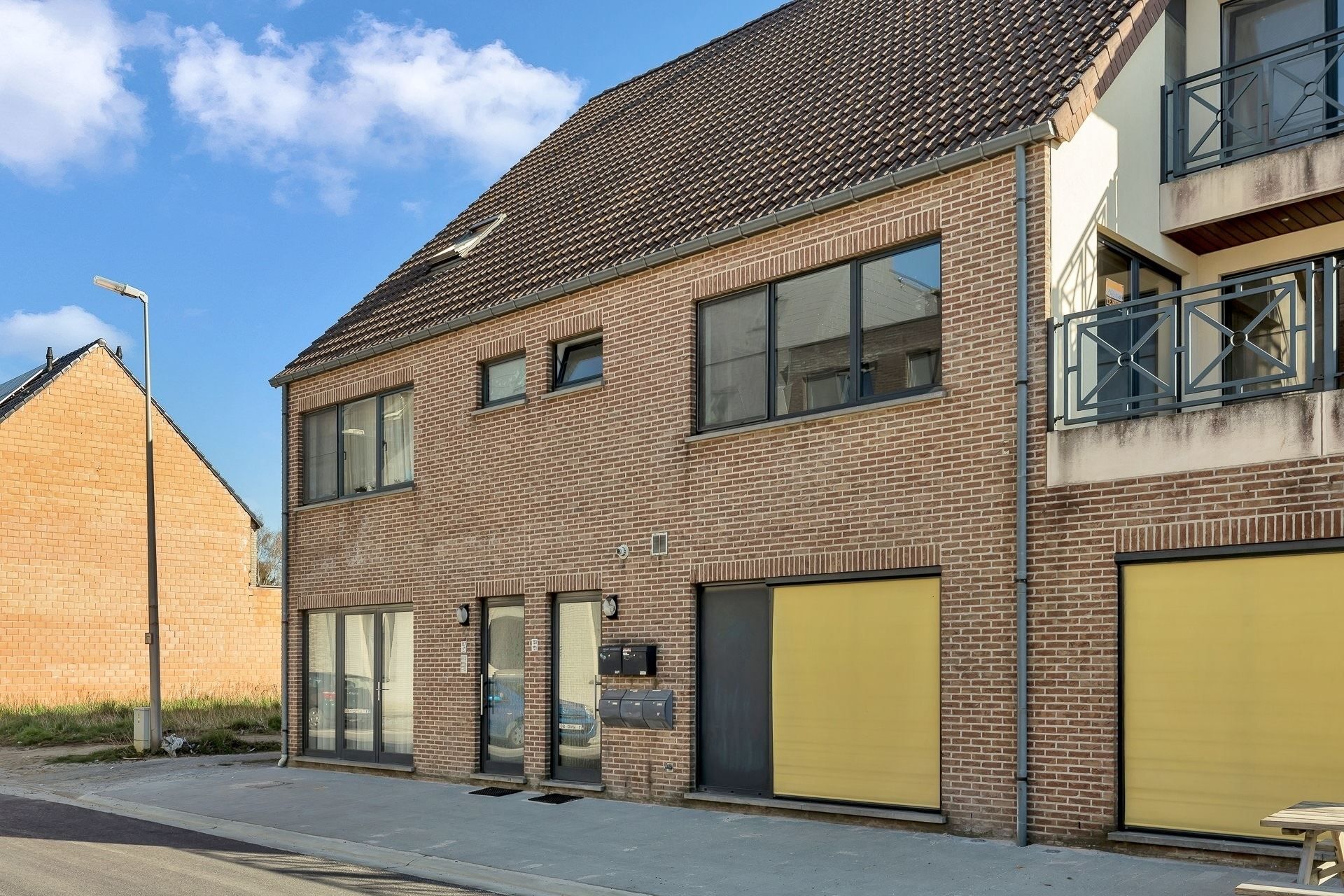 Opbrengsteigendom met 4 verhuurde appartementen en bouwgrond foto 1