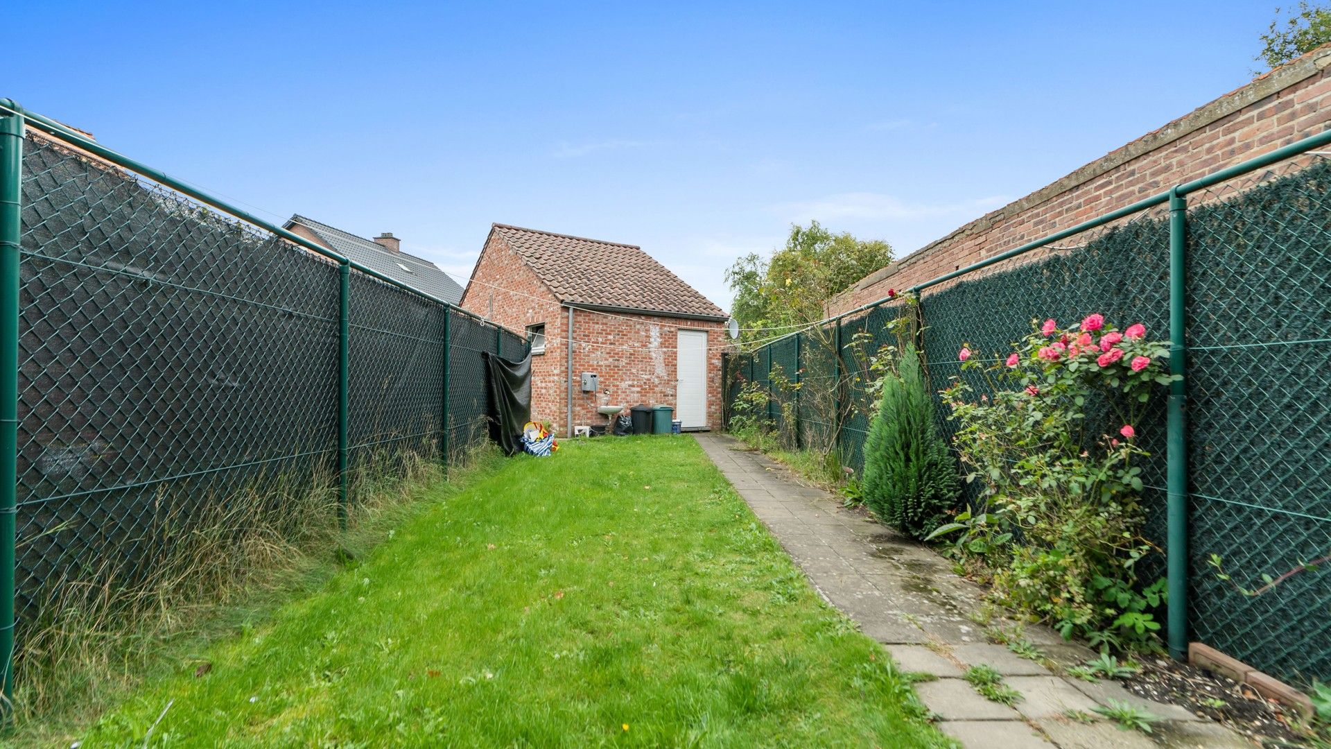 Instapklare en volledig gerenoveerde woning vlakbij Genk centrum foto 17