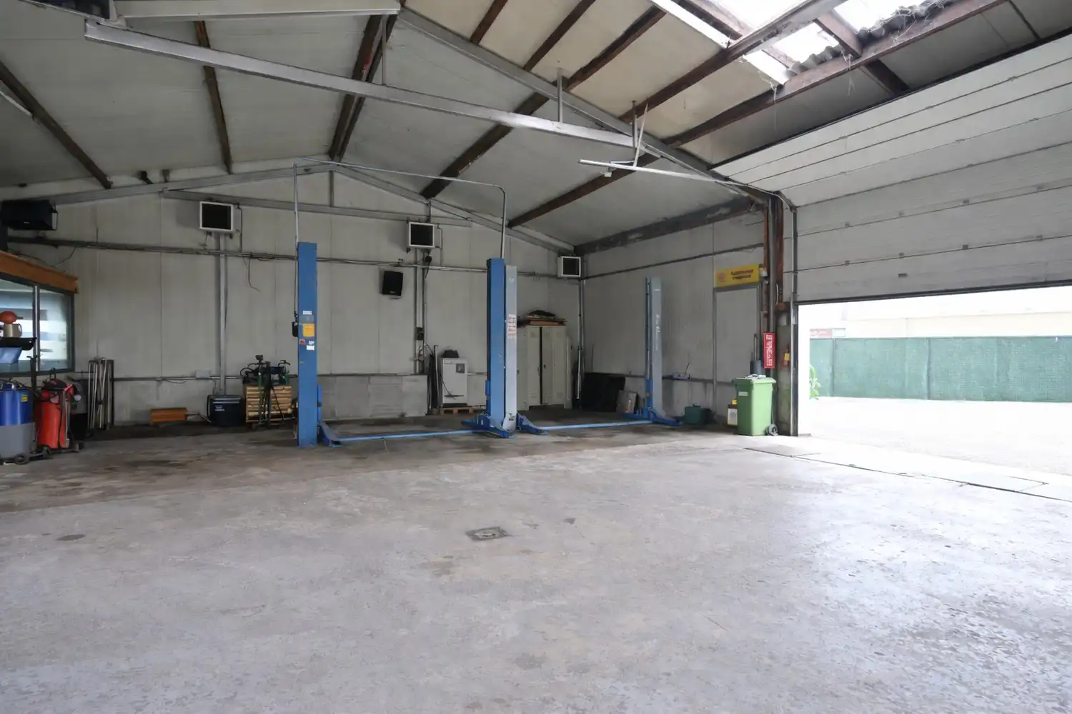 Woning met bedrijfshal op volledig omheind perceel foto 2