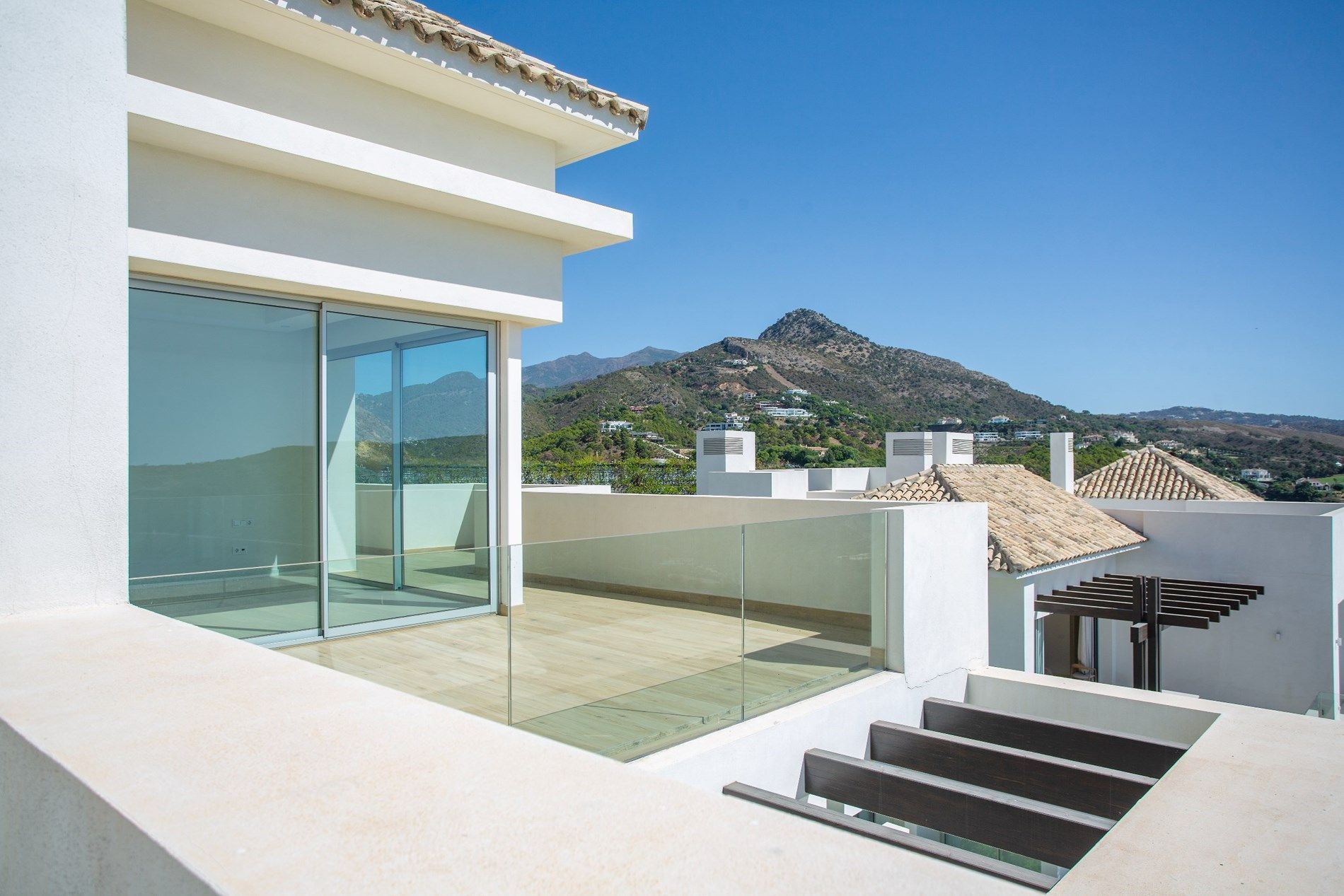 Marbella Club Hills - Prachtige instapklare penthouse met solarium, ruime woonkamer met volledig ingerichte keuken en biedt prachtig uitzicht op zee en het groe foto 17