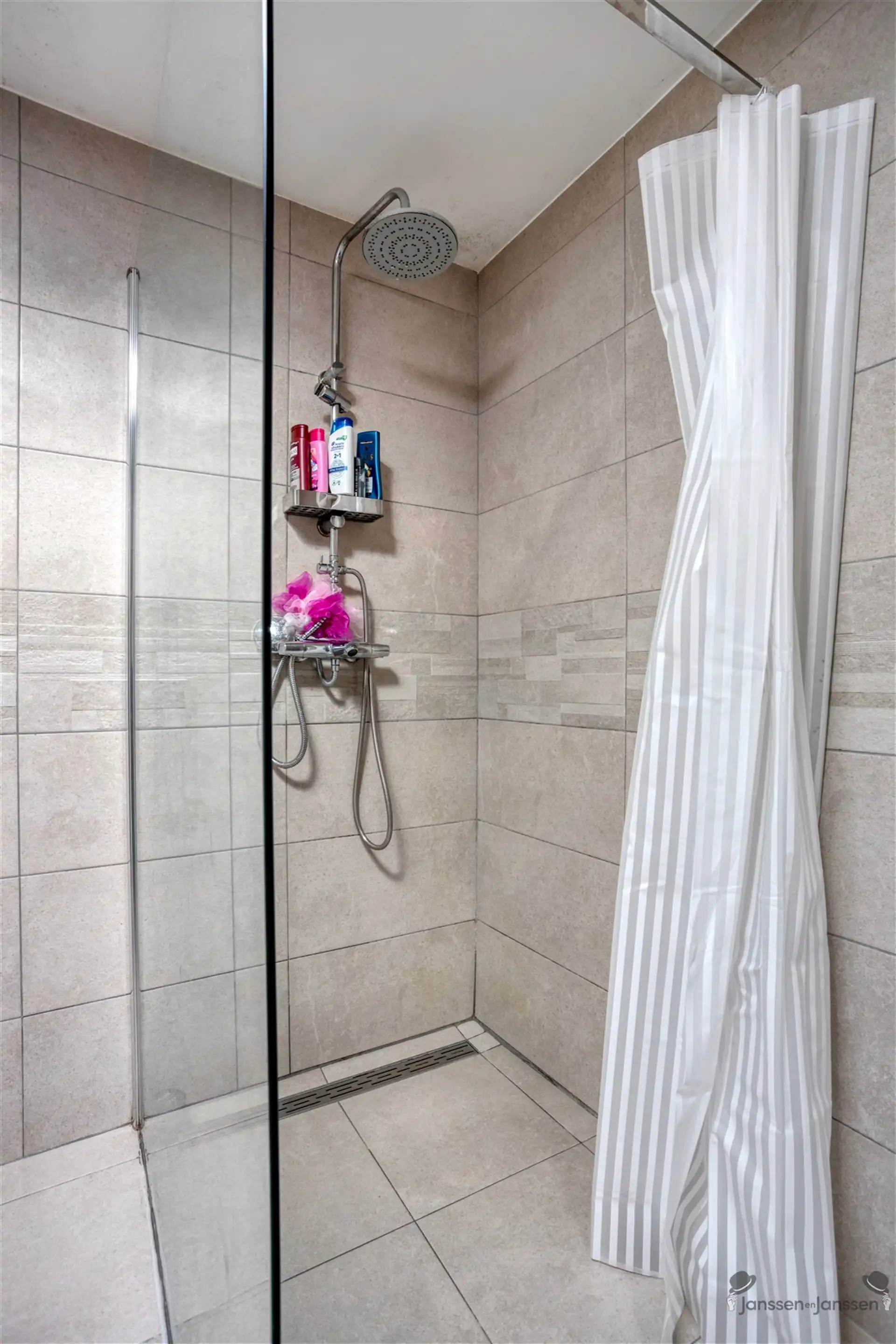 Volledig gerenoveerde HOB op topligging aan rustig pleintje te Genk foto 18