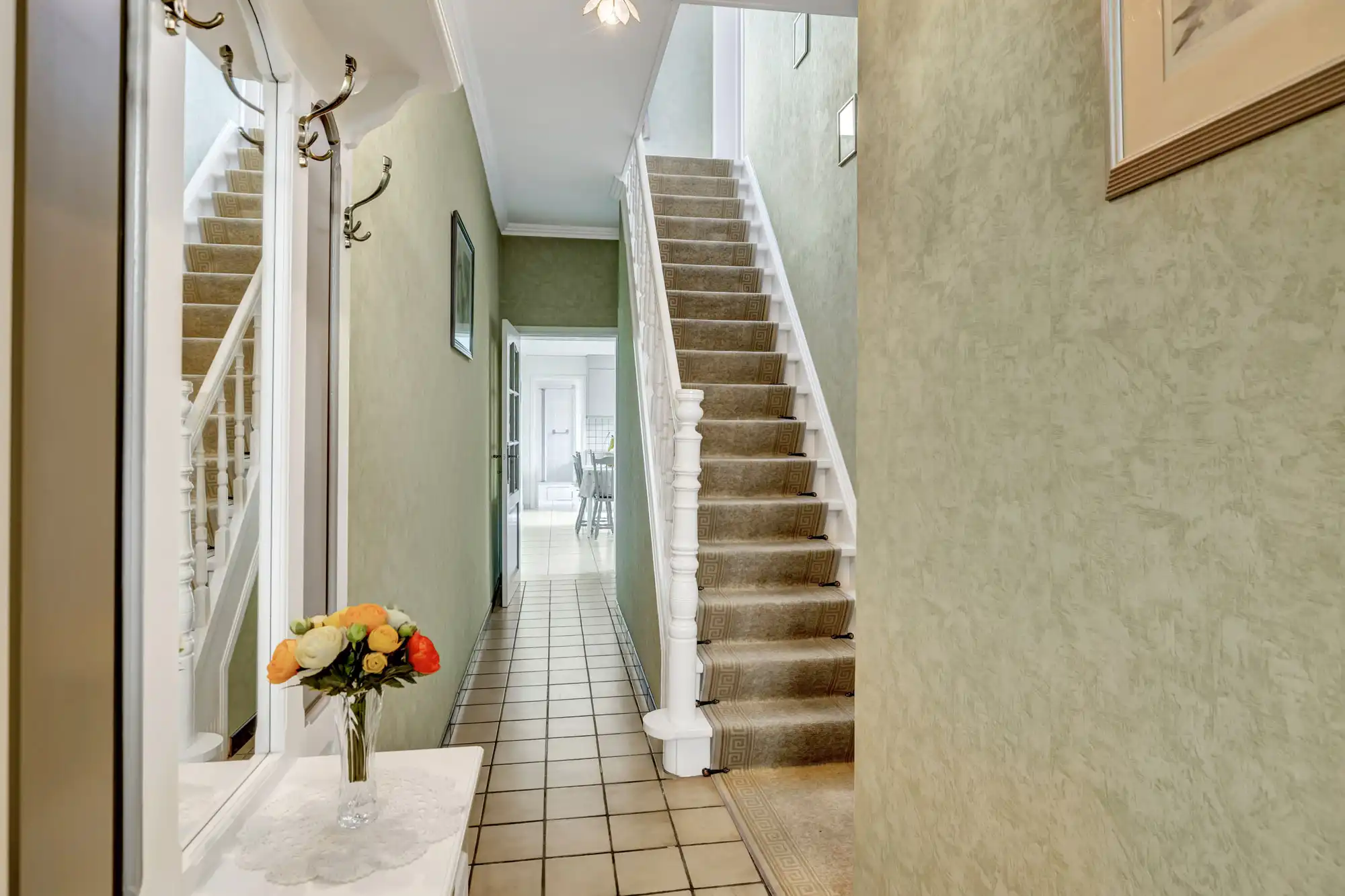 Goed onderhouden woning met garage op strategische locatie foto 2