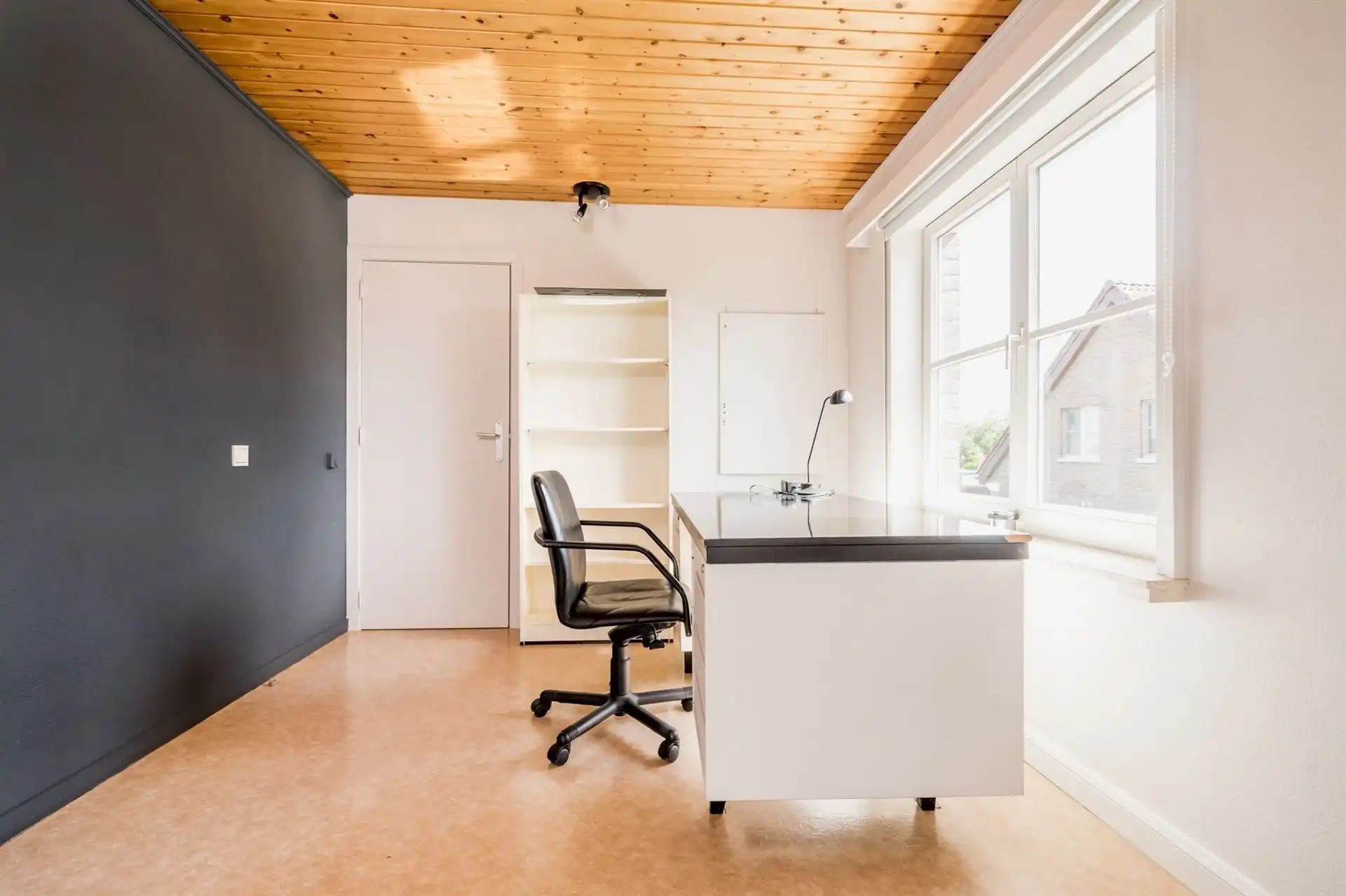 Ruime halfopen bebouwing  met 5 slaapkamers, tuin en garage. foto 19