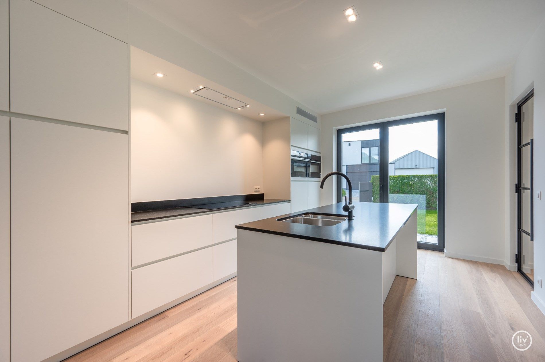 Prachtige alleenstaande en energiezuinige villa met zwembad en alle hedendaags modern comfortgelegen op een terrein van 699 m² en dit in een residentiële villaw foto 14