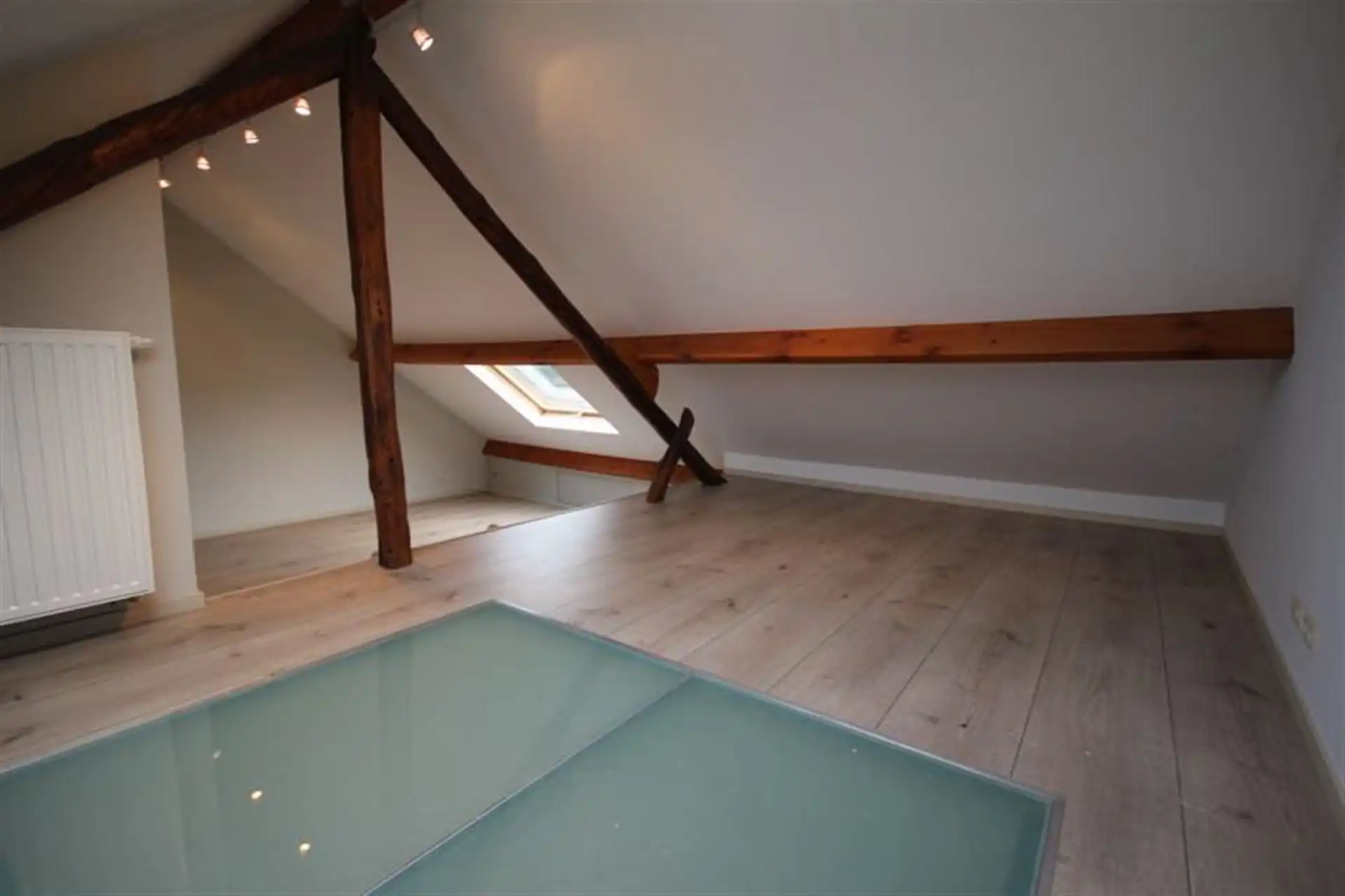 Fijn gelegen en recent gerenoveerde 4 slaapkamer woning foto 19