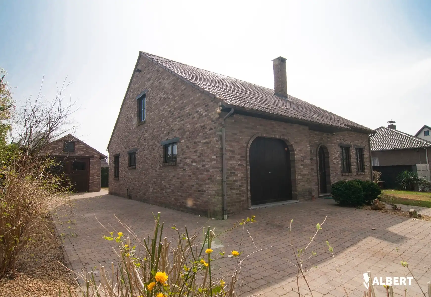 Ruime instapklare woning op toplocatie met tuin en bijgebouw foto {{pictureIndex}}