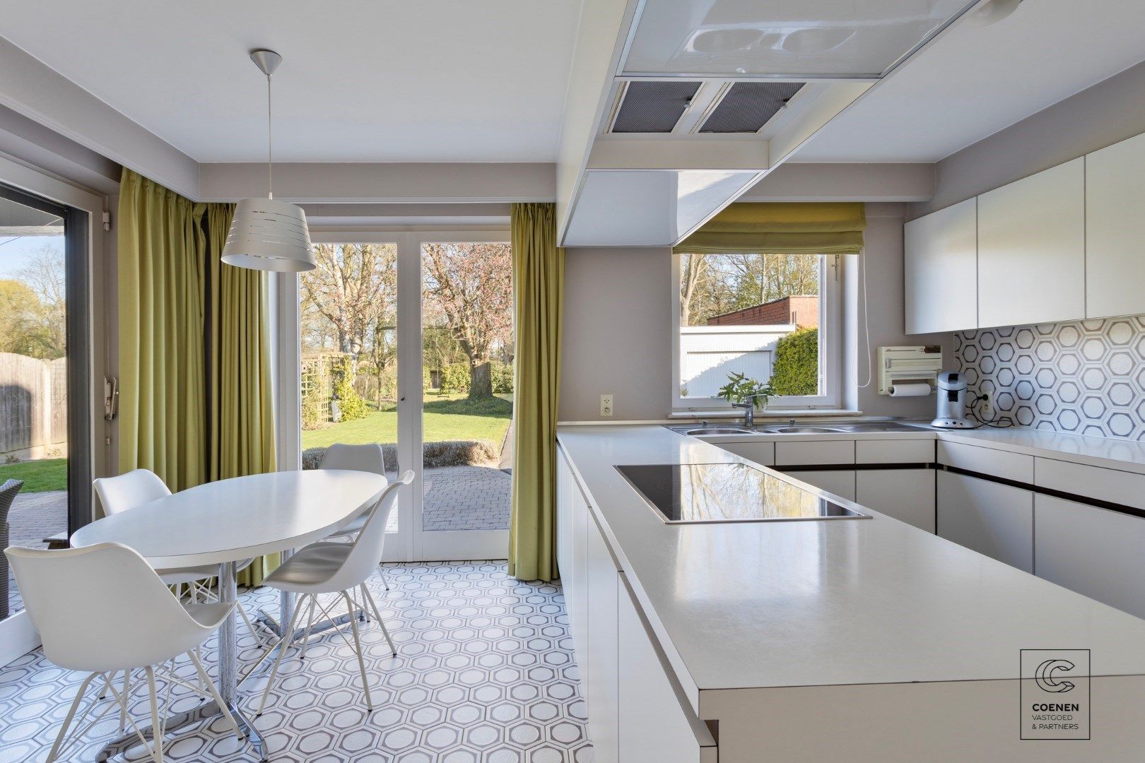 Instapklare villa met 4 slpk's en prachtige tuin op een perceel van 1125 m² te Lier. foto 9