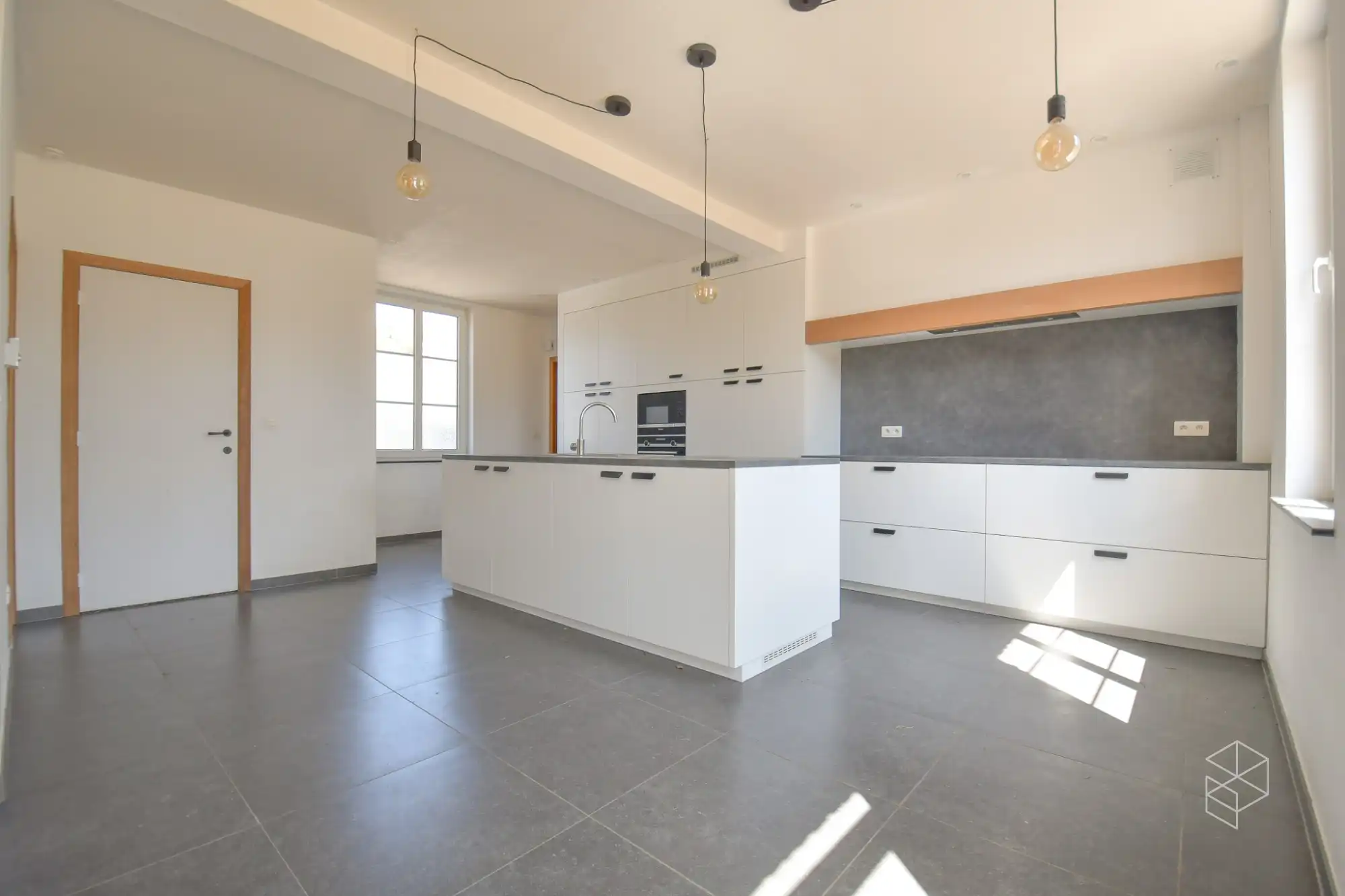 Ruime charmante woning met 4 GROTE slaapkamers, garage en een grote zuidwest gerichte tuin foto 7
