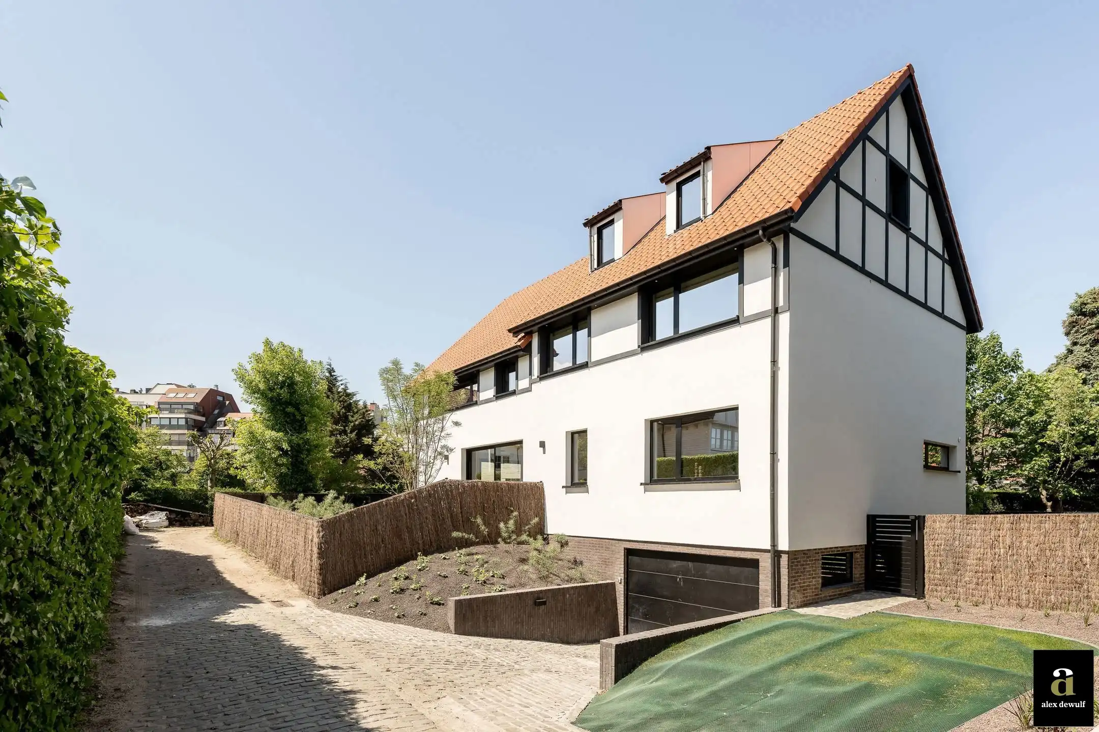 Volledig gerenoveerde villa ideaal gelegen in een rustig paadje in het Zoute. foto {{pictureIndex}}