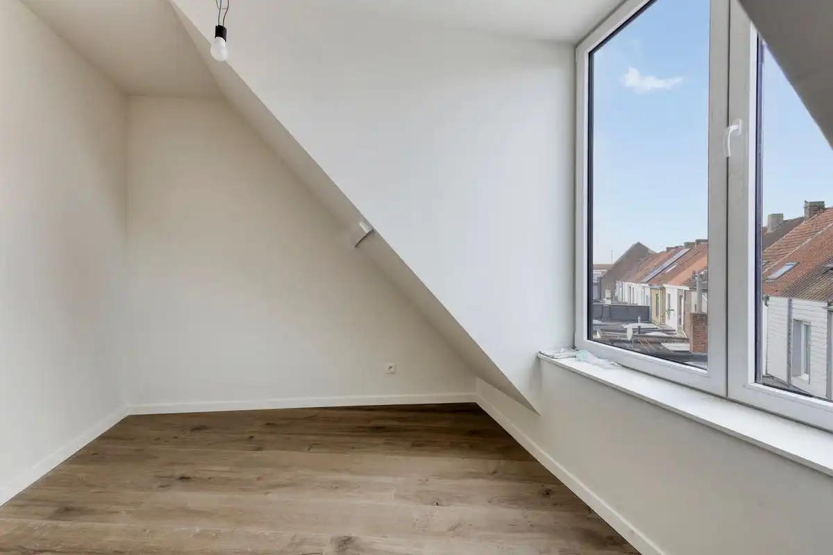 Instapklare totaalrenovatie met 3 slaapkamers in Kortrijk! foto 15