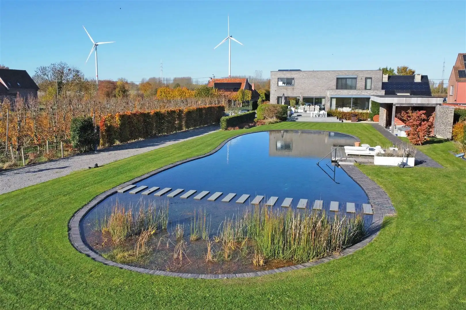 Landelijk gelegen villa met weids zicht. foto {{pictureIndex}}