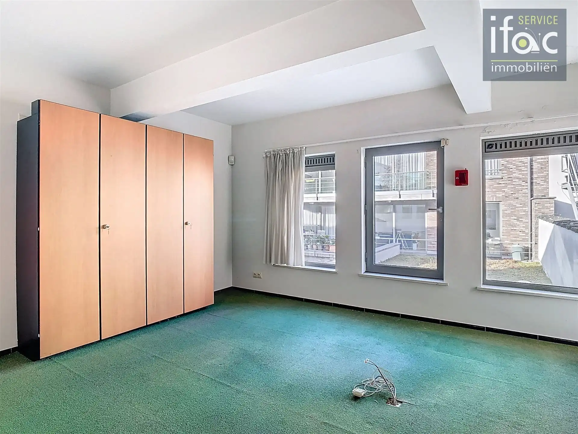 Commerciële ruimte en bureaus (270 m²) met parking. foto 8