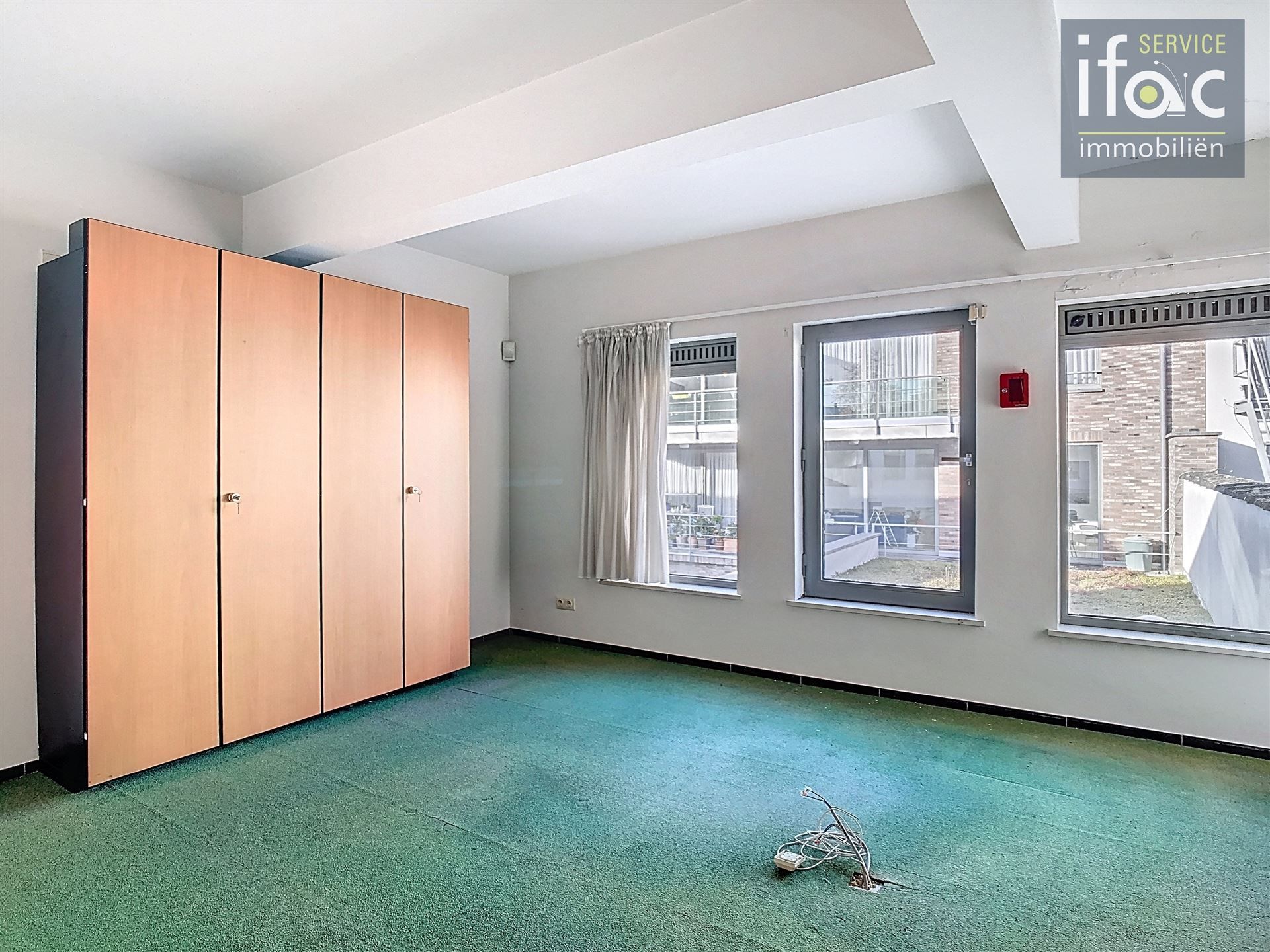 Commerciële ruimte en bureaus (270 m²) met parking. foto 8