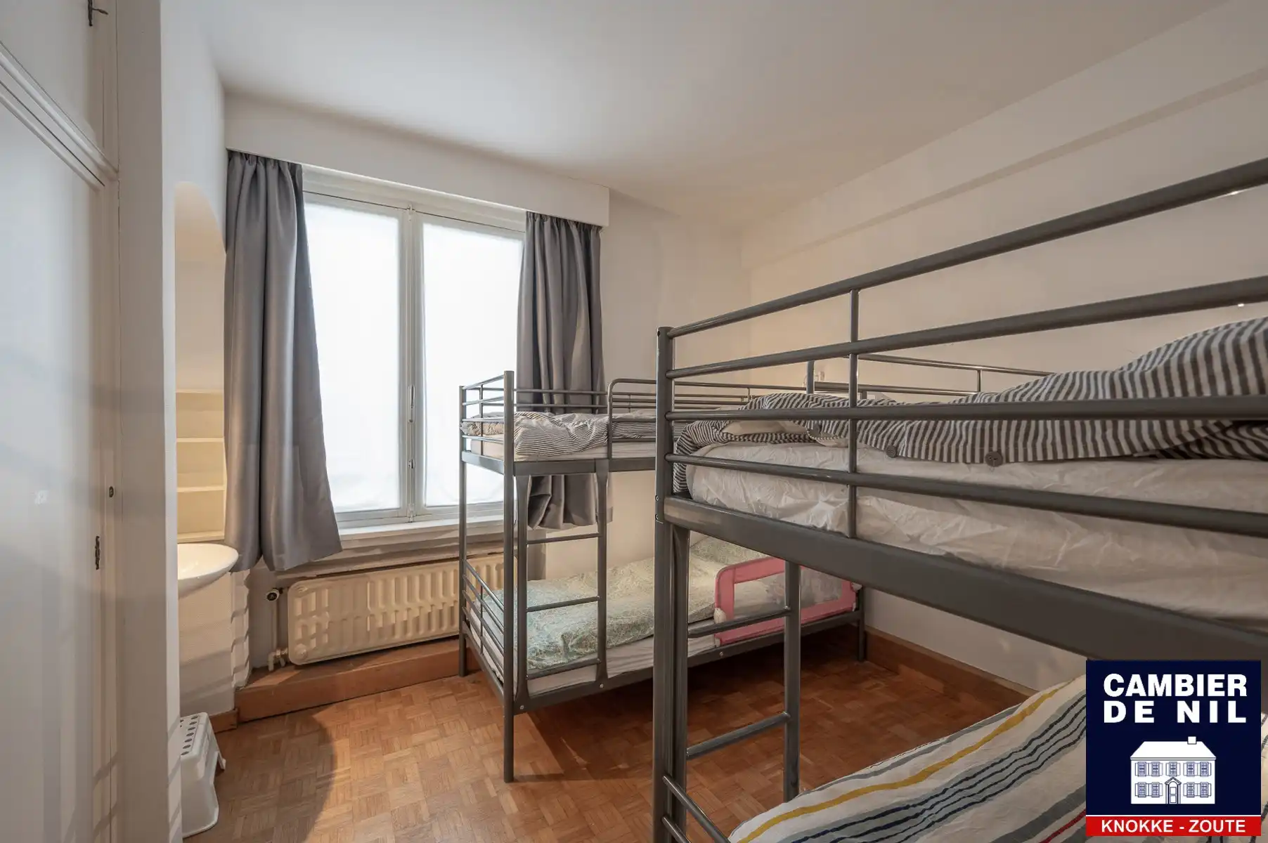 Mooi ongemeubeld appartement met frontaal zeezicht  foto 9