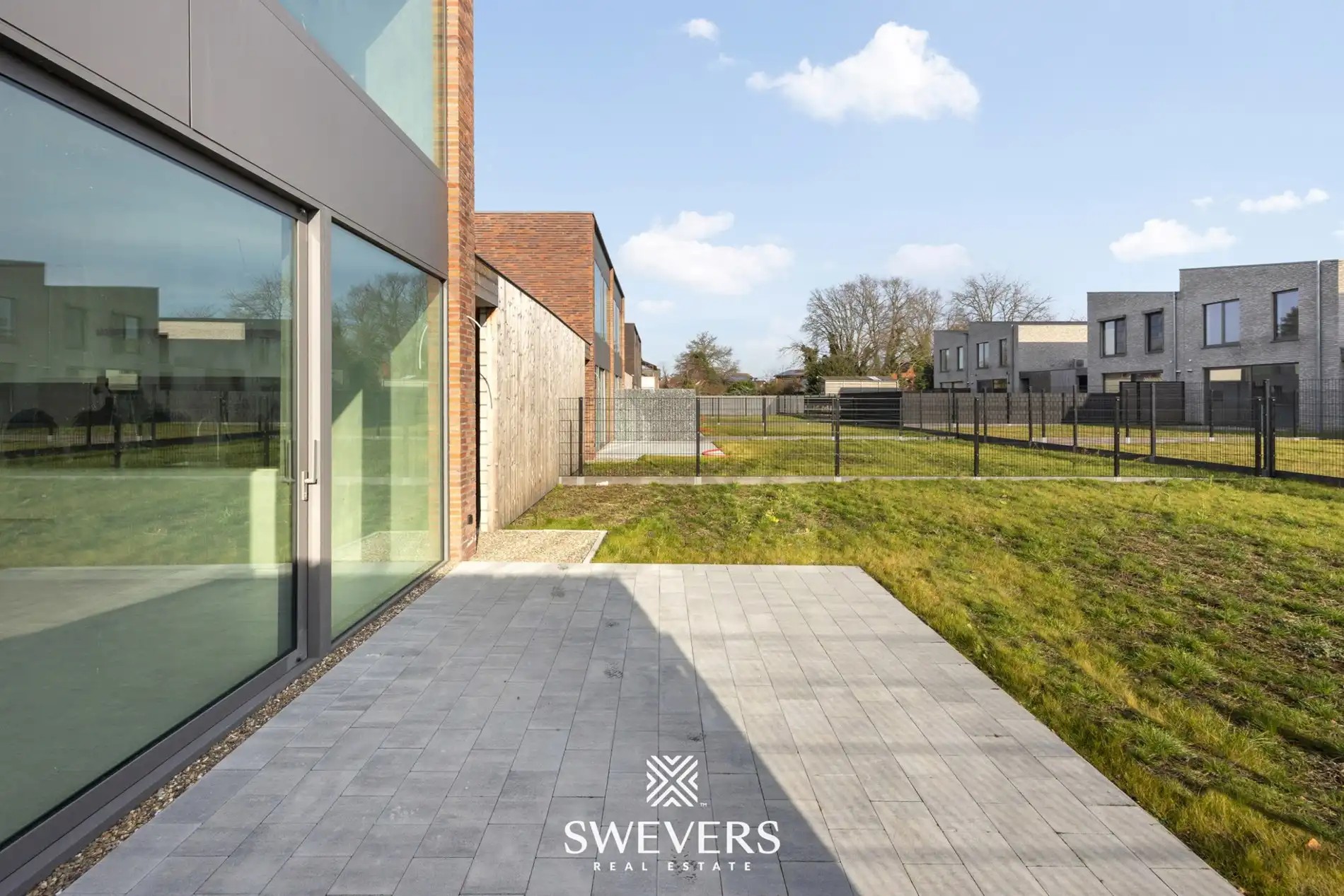 Moderne woning met open leefruimte en tuin foto 24