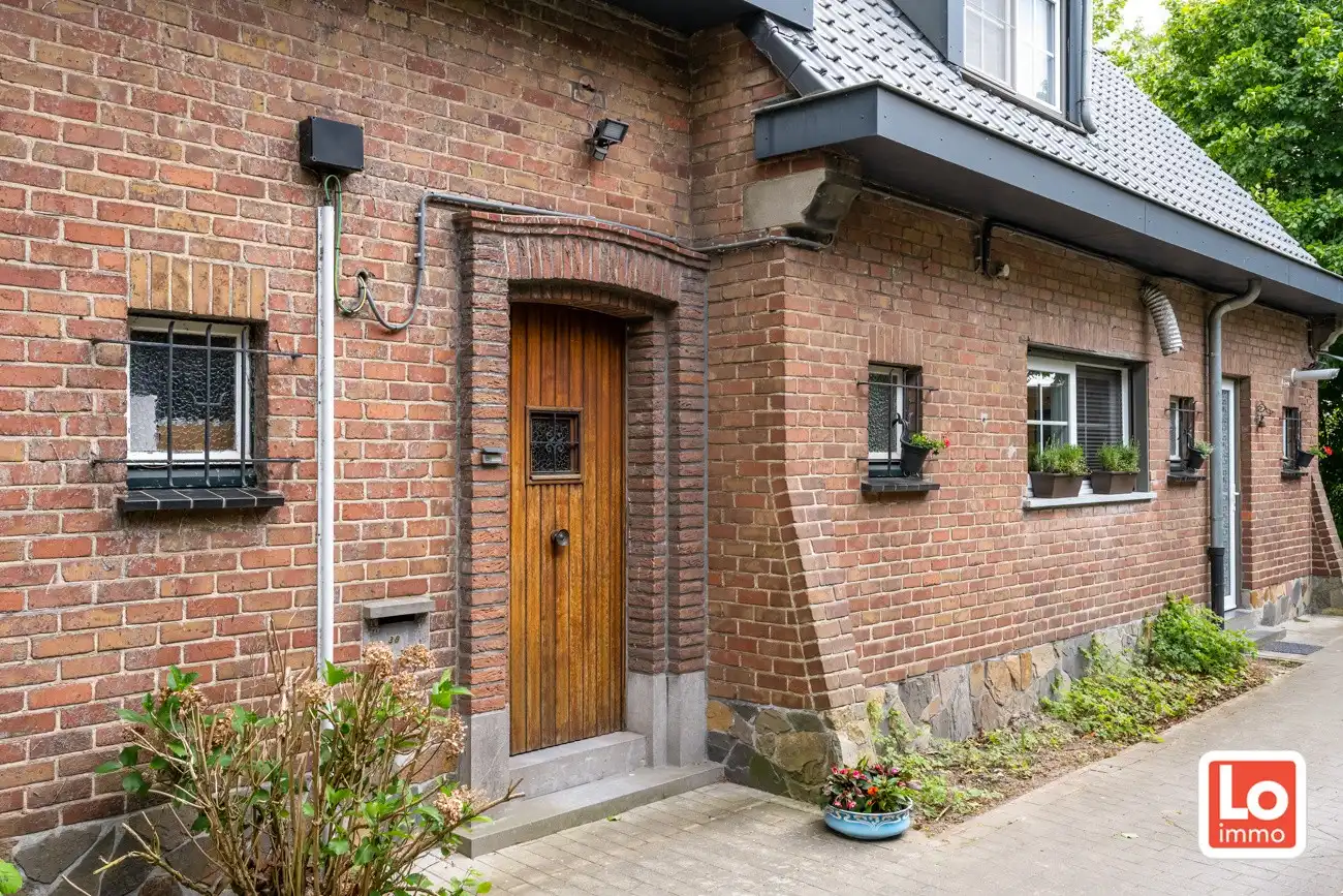 VERKOCHT! Charmante instapklare alleenstaande villa met afzonderlijke garage en grote ‘volwassen groene’ tuin vlakbij alle hoofdwegen in Oostakker. foto 4