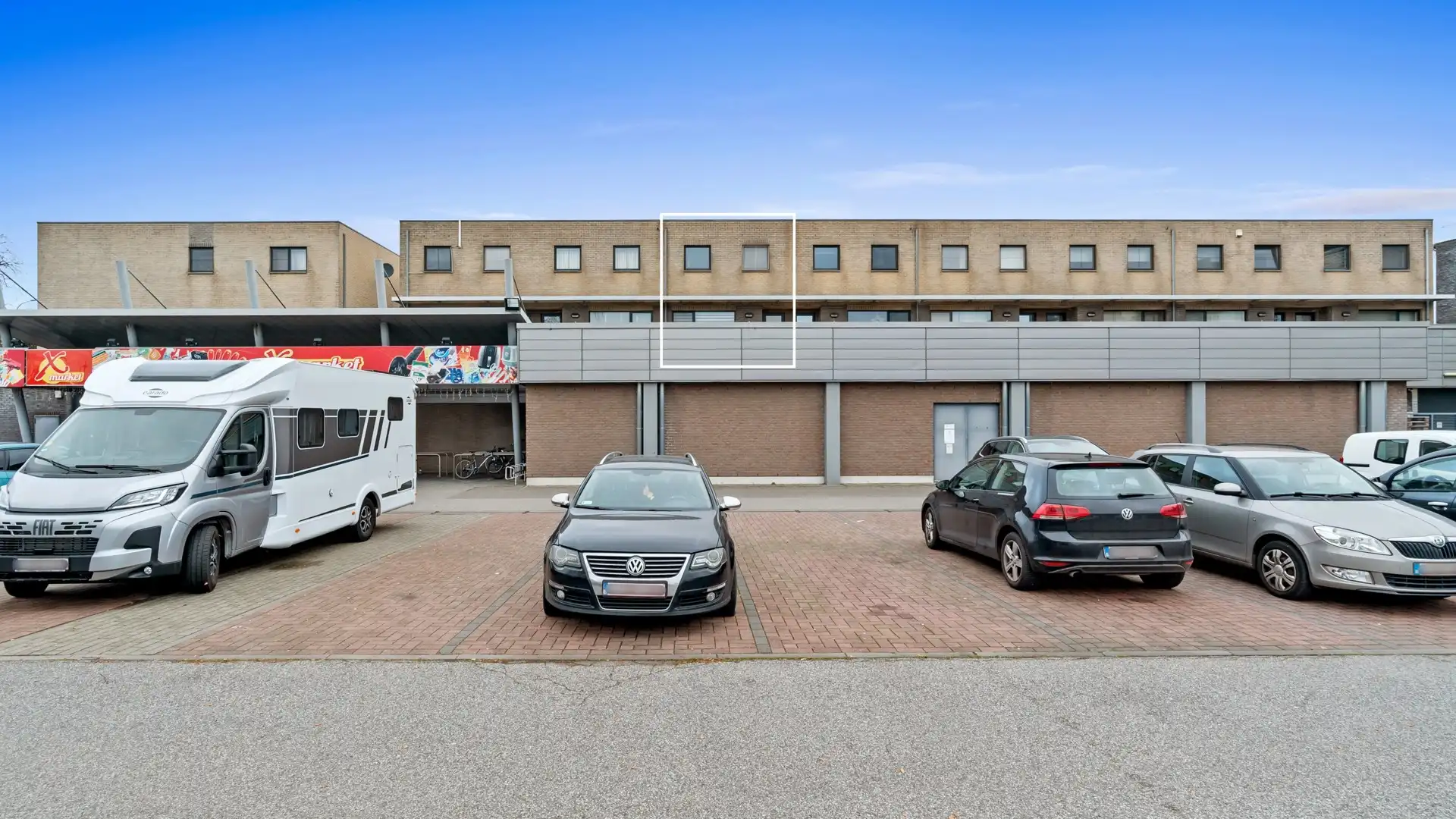 Duplex-appartement met drie slaapkamers en inpandige garage foto {{pictureIndex}}