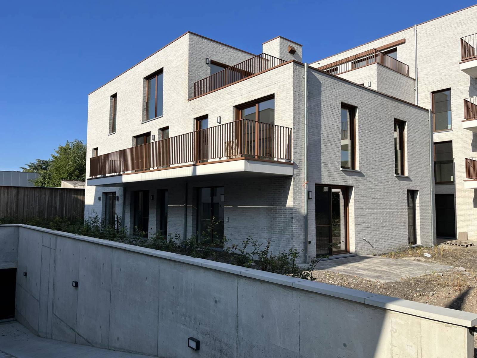 Prachtig nieuwbouwappartement met 2 slaapkamers, terras, autostaanplaats en berging. foto {{pictureIndex}}