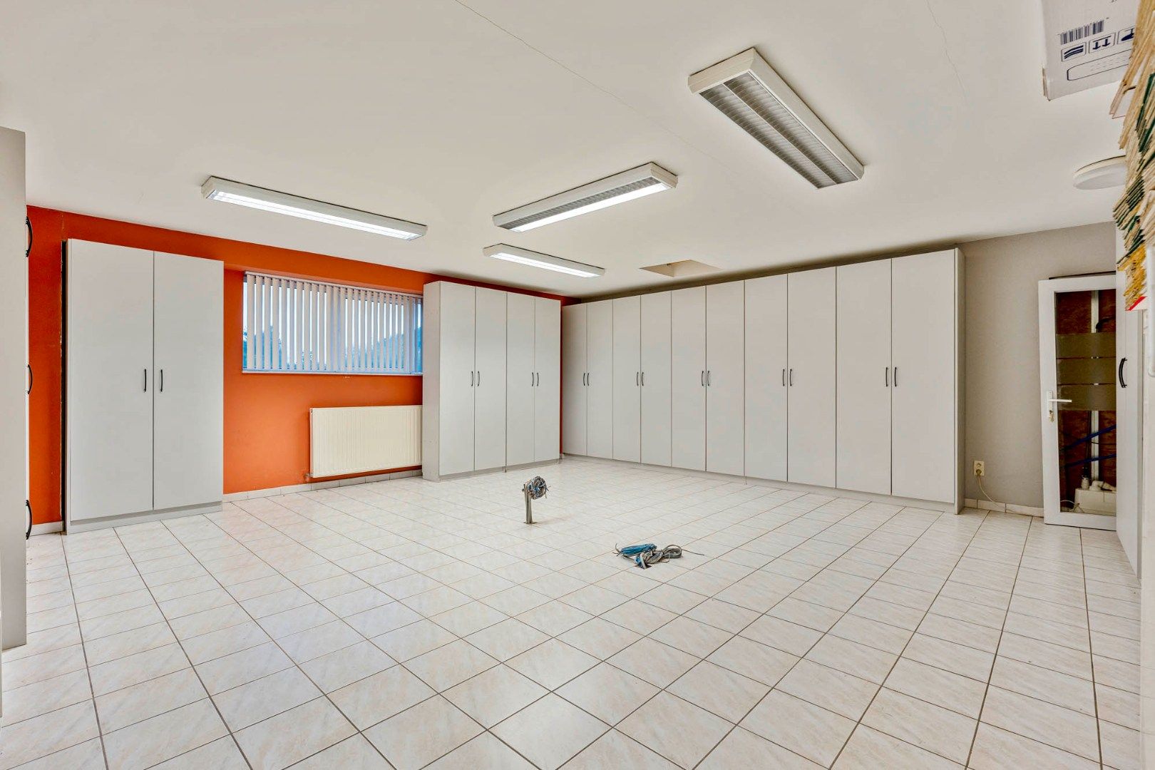 Bedrijfsgebouw met kantoren, magazijnen en woonst - groot 2580 m² foto 10