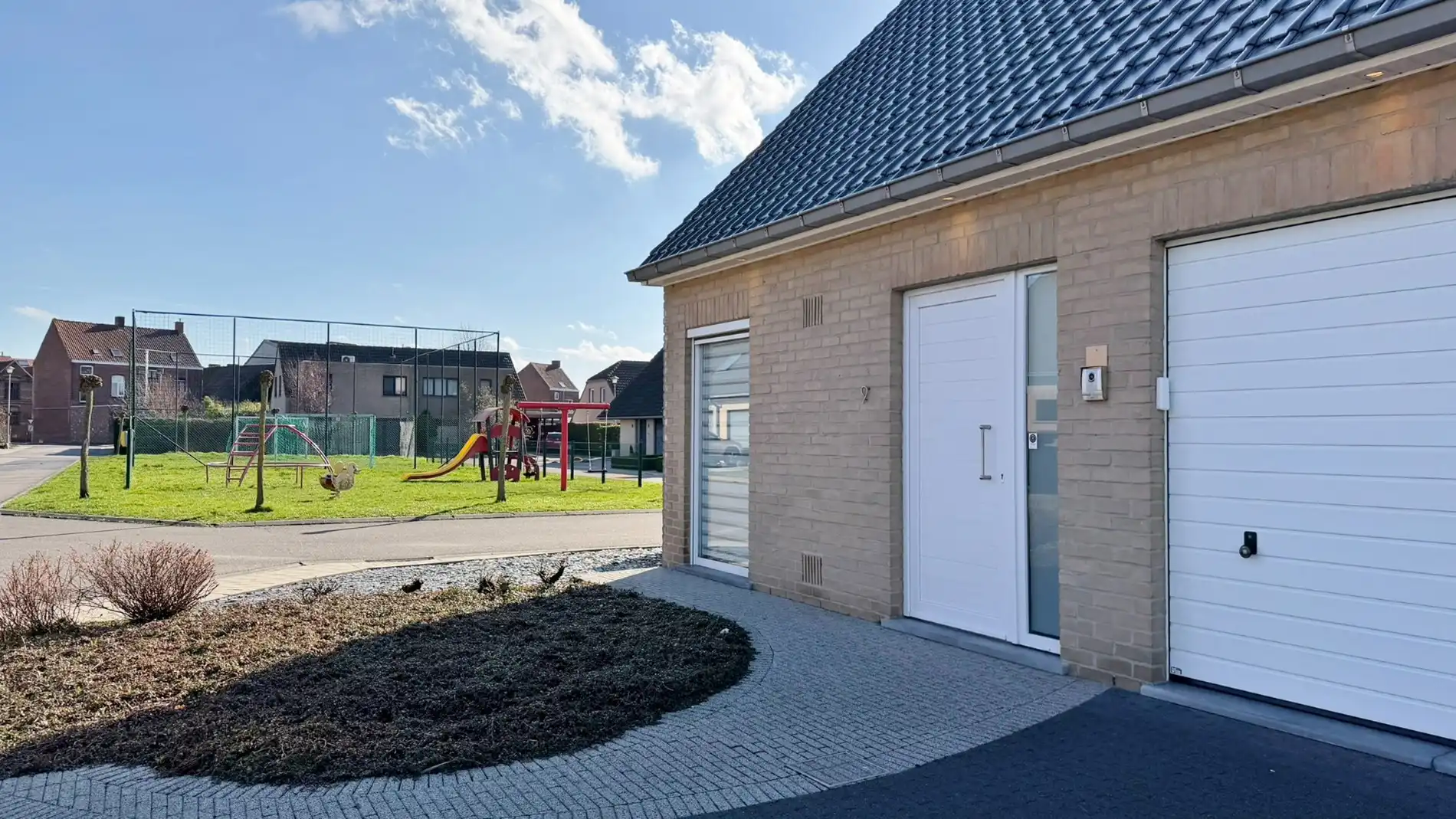 Halfopen bebouwing in rustige, kindvriendelijke straat met garage en zonnige tuin.  foto 20