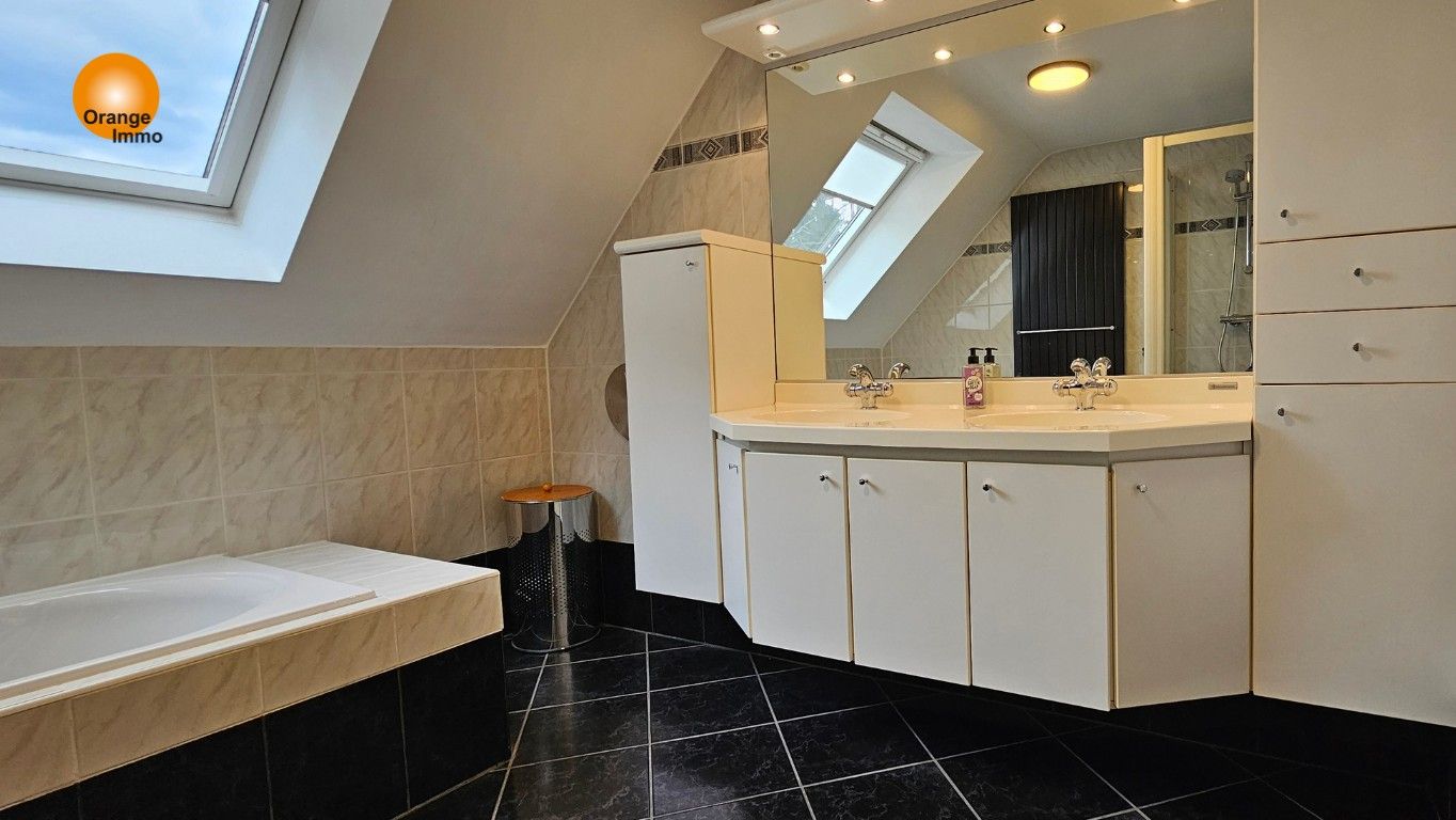 Woning met 4 slaapkamers, rustig gelegen in groene omgeving. foto 9