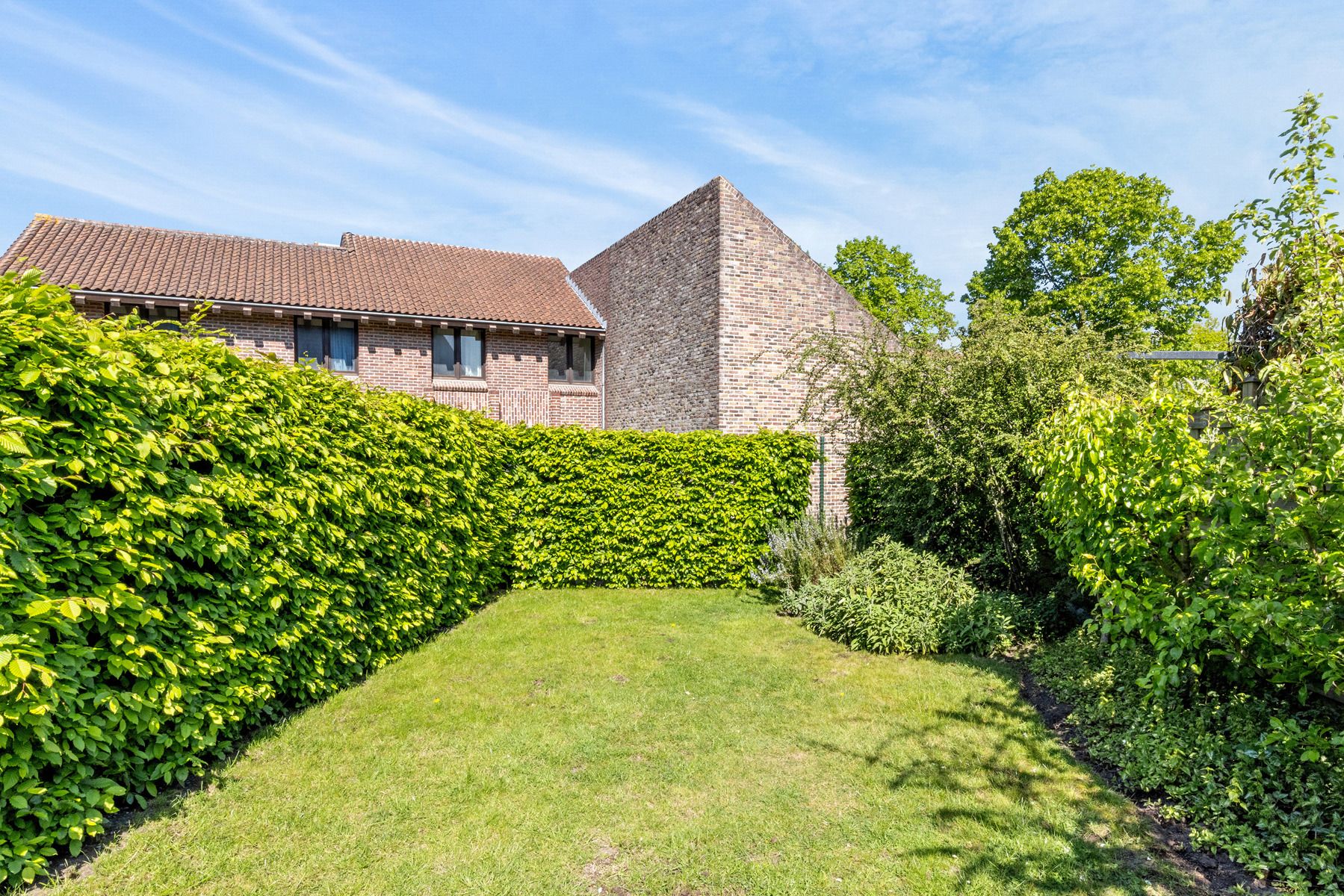 Instapklare gezinswoning met tuin en 4 slpks foto 6