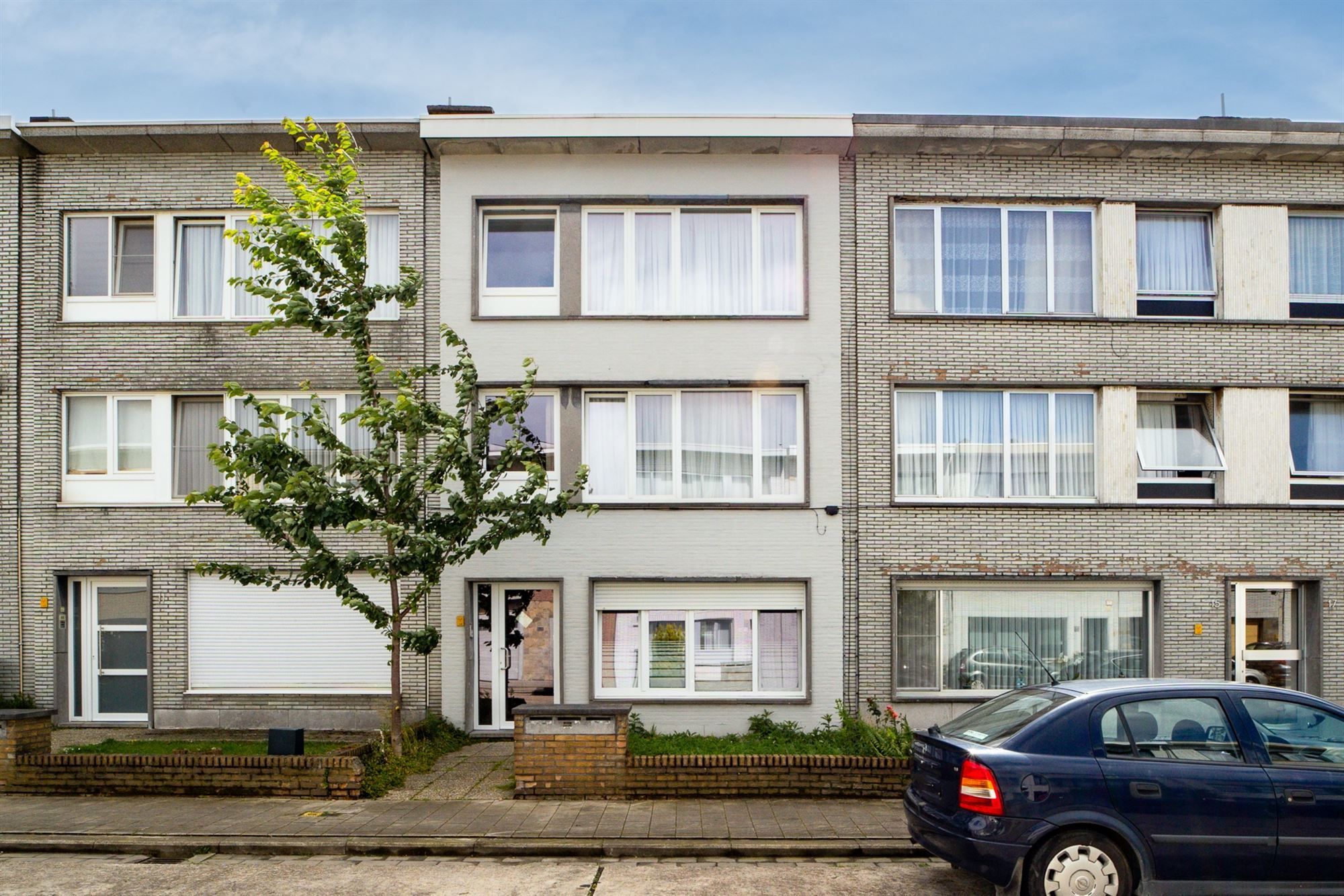 Vergund betonnen gebouw met 3  2 slk-appartementen foto 1